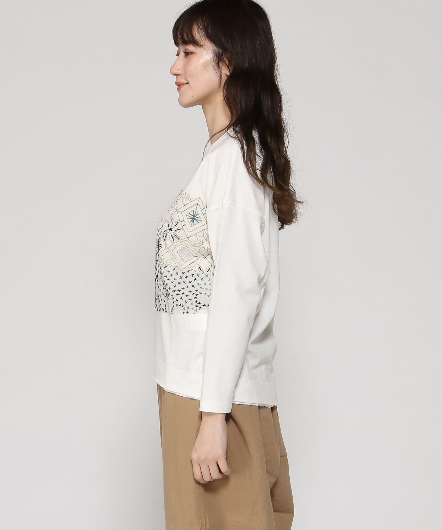 pas de calais ミシン&ハンド刺しゅうパッチワークプルオーバー パドカレ トップス カットソー・Tシャツ ホワイト カーキグリーン