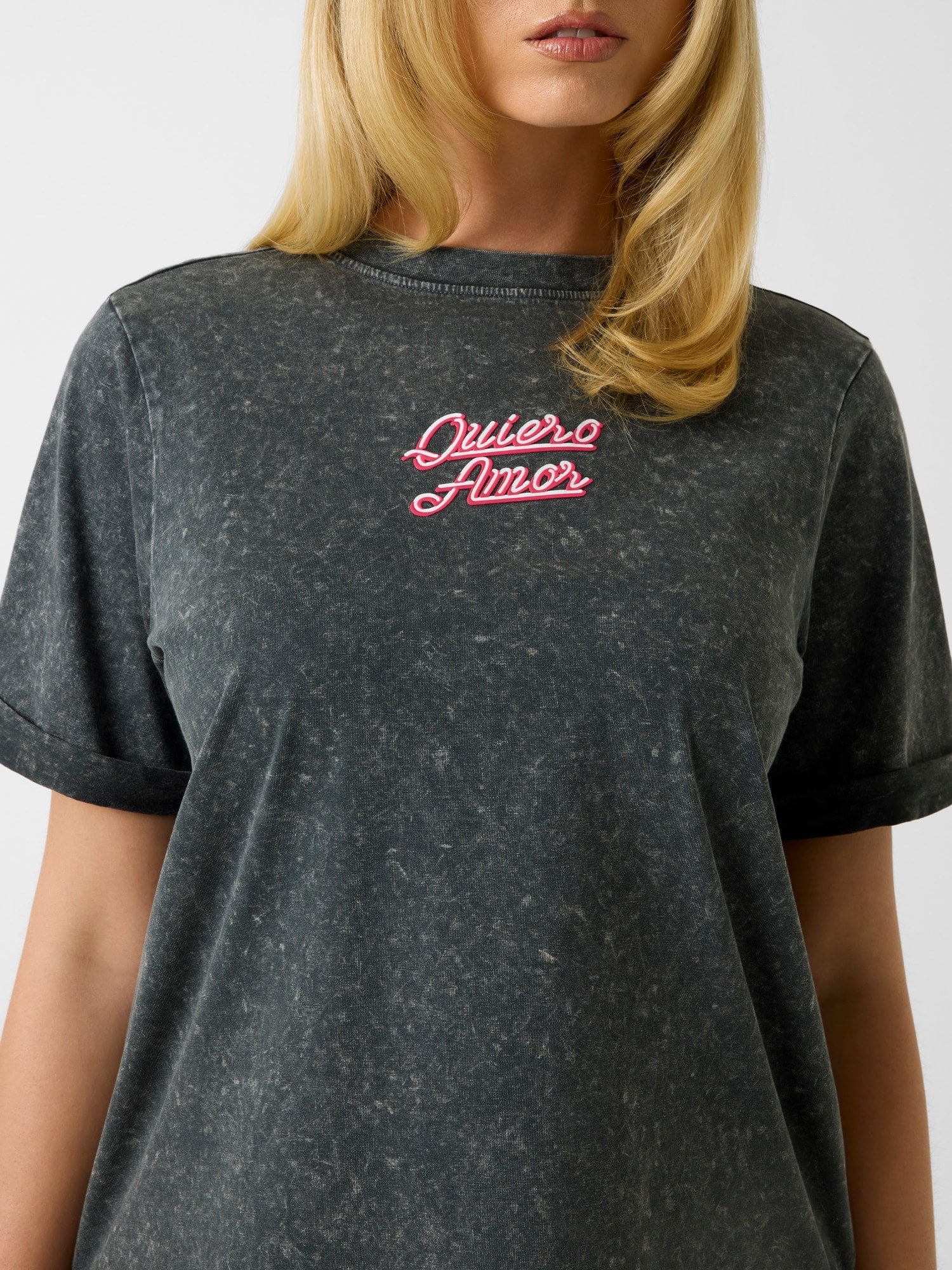 GUESS/(W)QUIERO Amor Tee ゲス トップス カットソー・Tシャツ ブラック