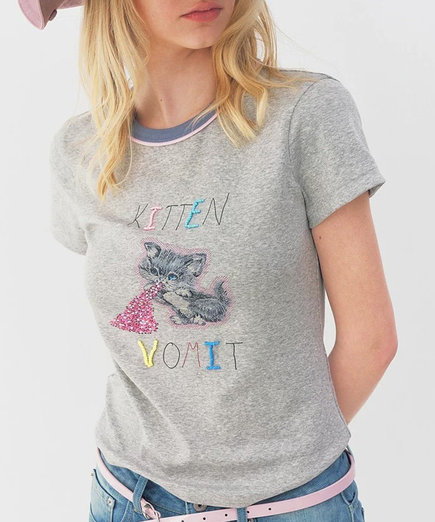 子猫モチーフ 配色ネックライン 刺繍 Tシャツ FX26S082【Fano】 チュクラ トップス カットソー・Tシャツ グレー