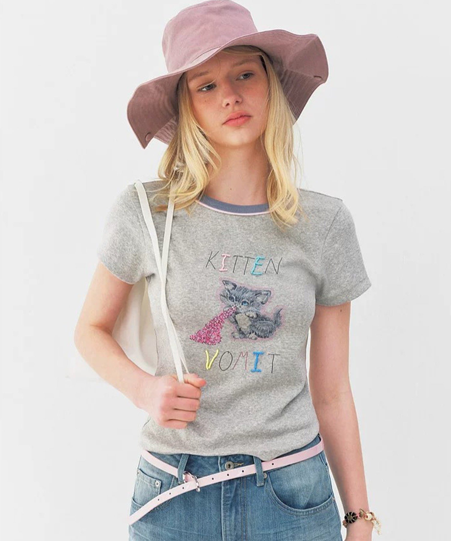 子猫モチーフ 配色ネックライン 刺繍 Tシャツ FX26S082【Fano】 チュクラ トップス カットソー・Tシャツ グレー