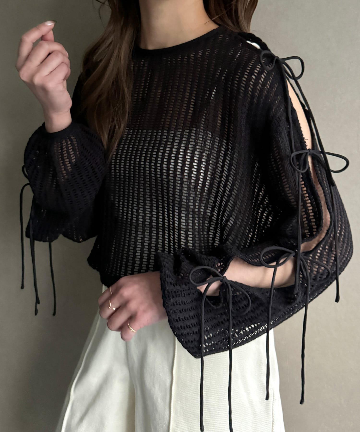 【SALE/62%OFF】JUNOAH 袖スリット透かしカットプルオーバー ジュノア トップス シャツ・ブラウス ホワイト ブラック