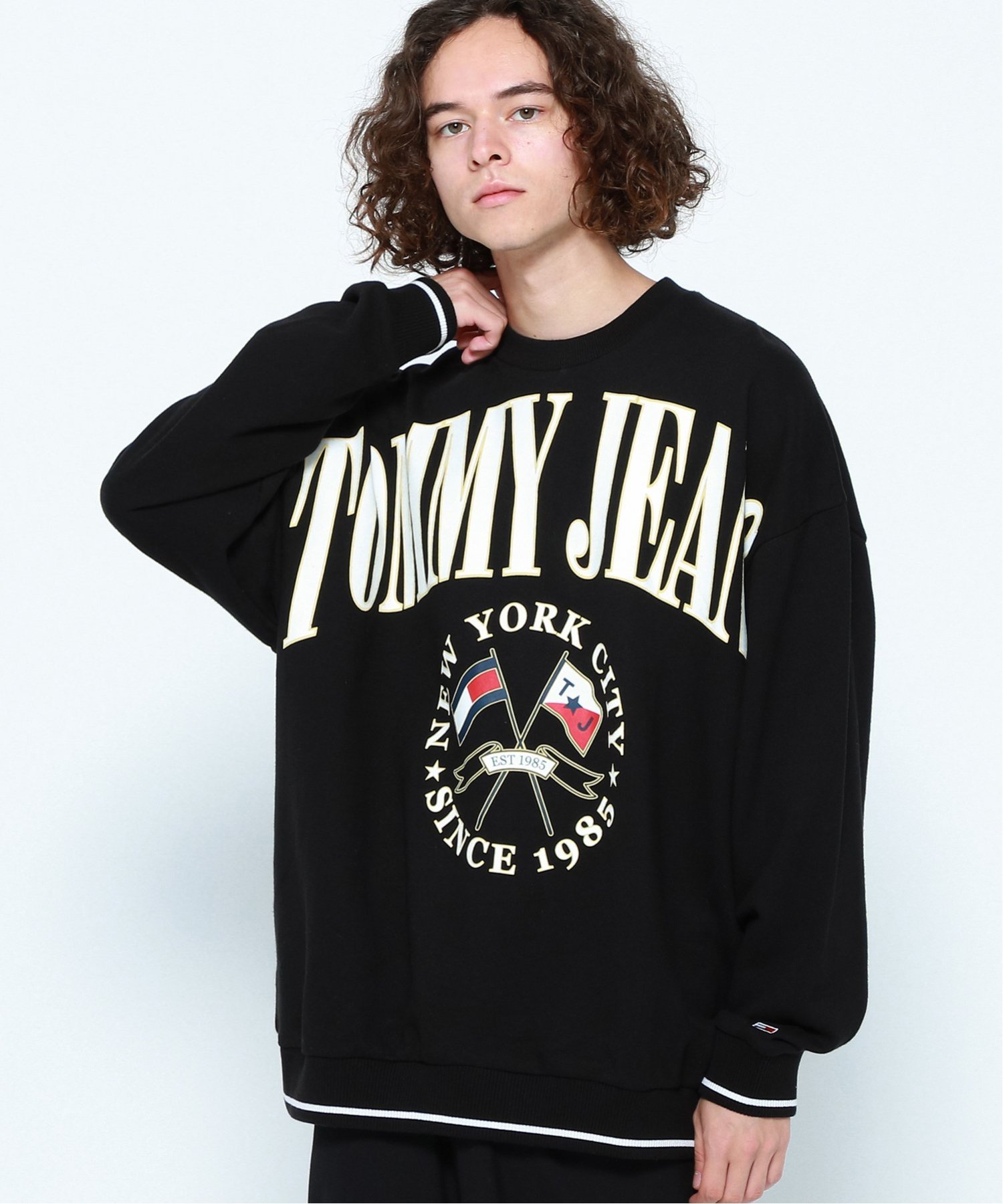 【SALE／50%OFF】TOMMY JEANS スケータースウェット トミーヒルフィガー トップス スウェット・トレーナー ブラック ホワイト【送料無料】