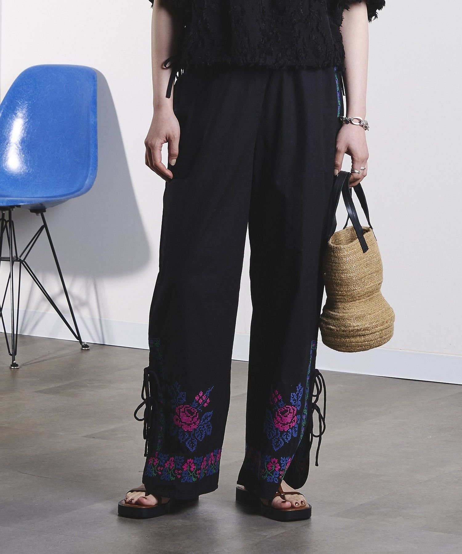 ROSE BUD EMBROIDERY RIBBON PANTS ローズバッド パンツ その他のパンツ ブラック ホワイト