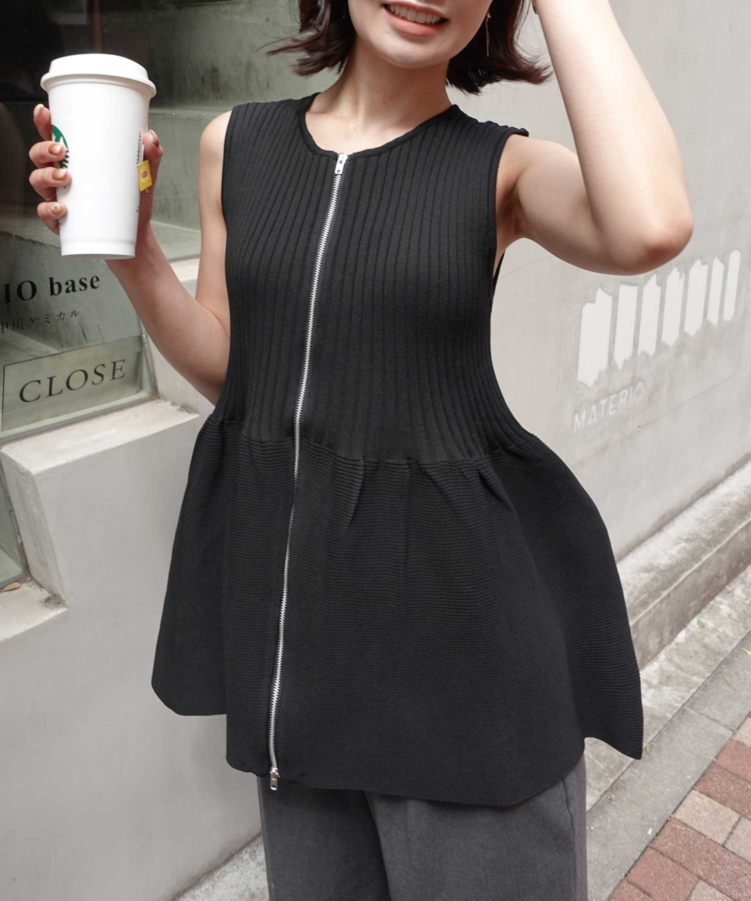 【SALE／65%OFF】CORNERS フロントZIPペプラムニットベスト コーナーズ トップス ベスト・ジレ ブラック ホワイトのサムネイル