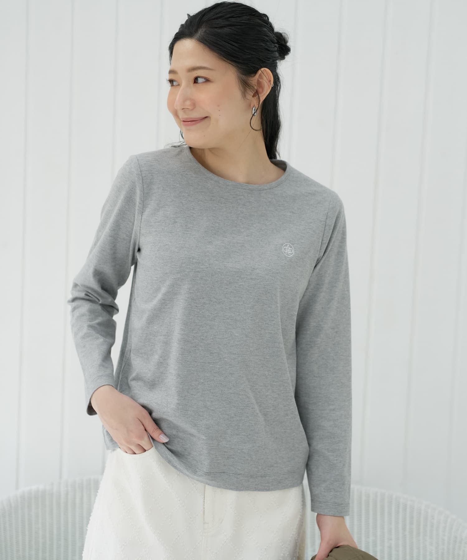 CARA O CRUZ ワンポイント刺繍 長袖Tシャツ キャラ・オ・クルス トップス カットソー・Tシャツ グレー ピンク