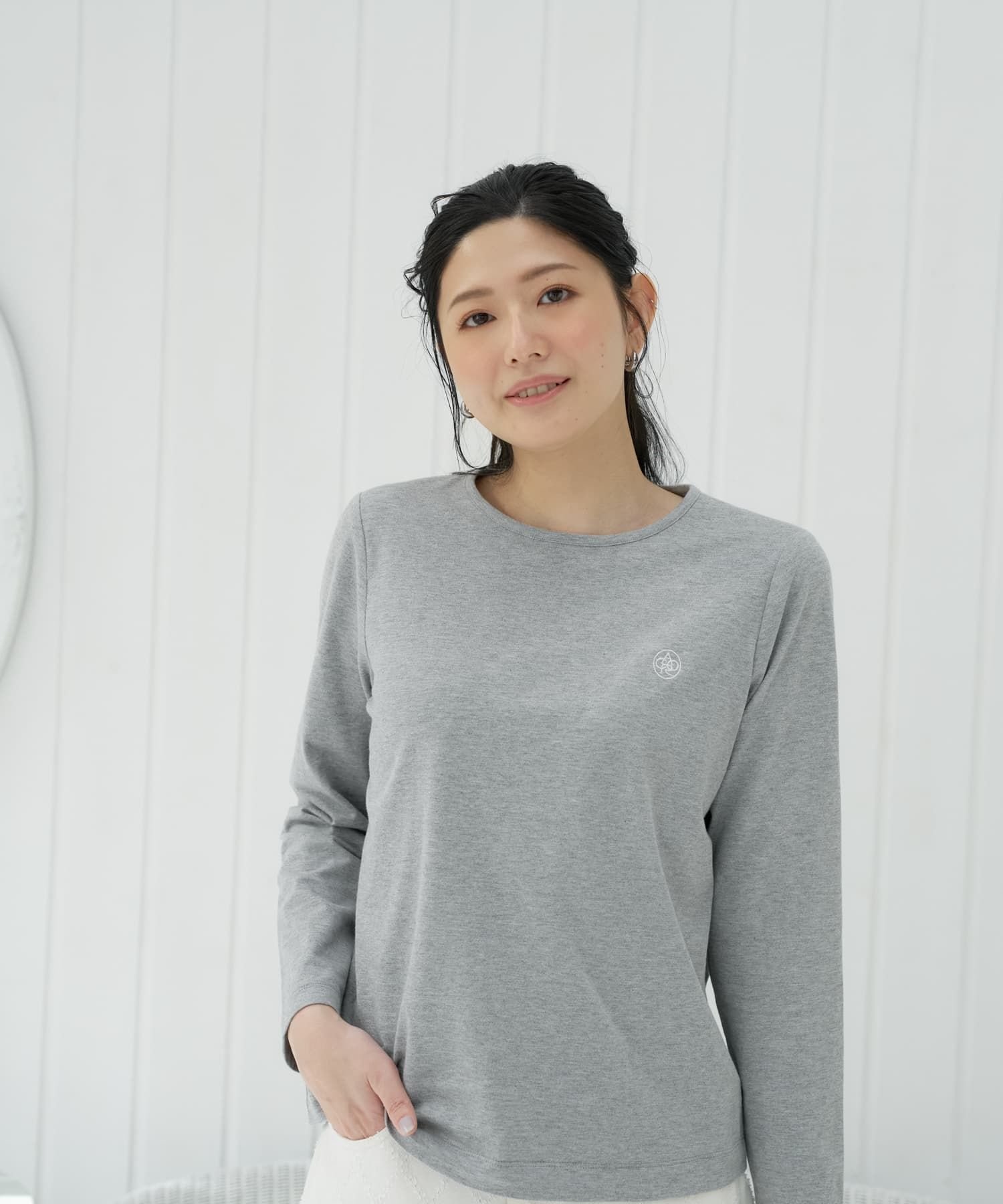 CARA O CRUZ ワンポイント刺繍 長袖Tシャツ キャラ・オ・クルス トップス カットソー・Tシャツ グレー ピンク