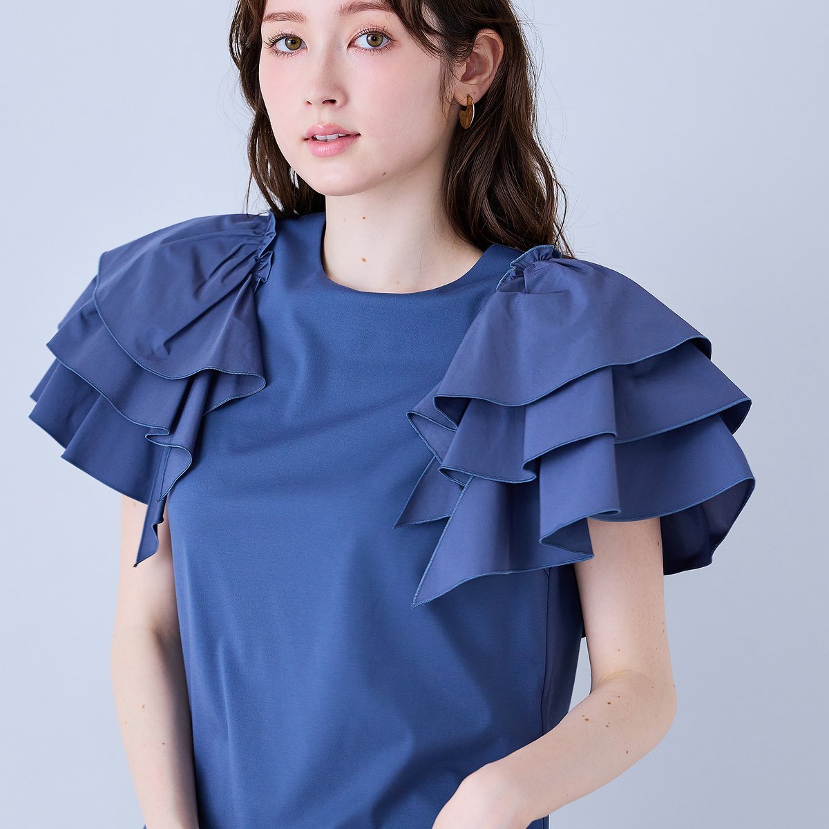 フリルスリーブカットソー ローズティアラ トップス カットソー・Tシャツ ブルー