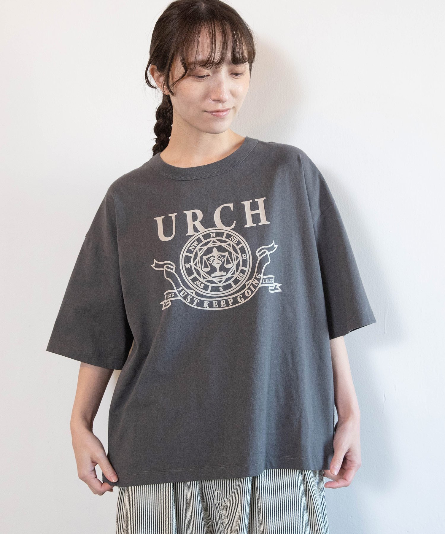 URCH RNA M2604 "マエニムカッテススム"プリント半T アールエヌエーエヌ トップス カットソー・Tシャツ グリーン グレー