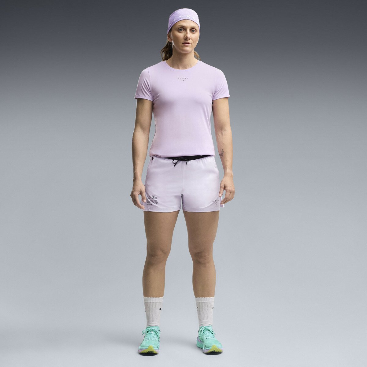 ウィメンズ トレーニング PUMA x HYROX ポリグラフィック 半袖 Tシャツ W PUMA X HYROX POLY GRAPHIC プーマ トップス カットソー・Tシャツ グレー