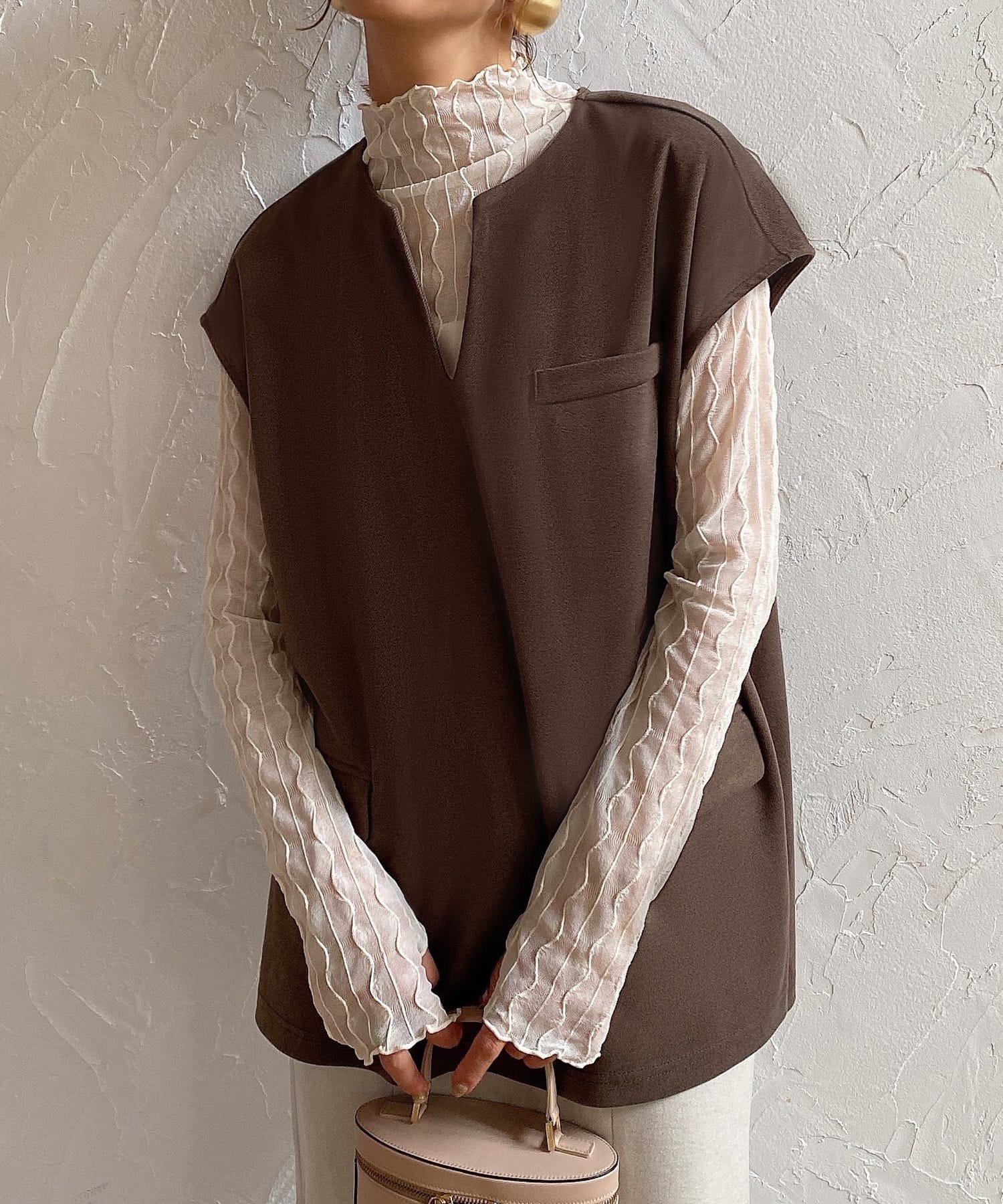 【SALE／47%OFF】JUNOAH キーネックサイドスリットベスト ジュノア トップス ベスト・ジレ ブラウン ブラック グレーのサムネイル