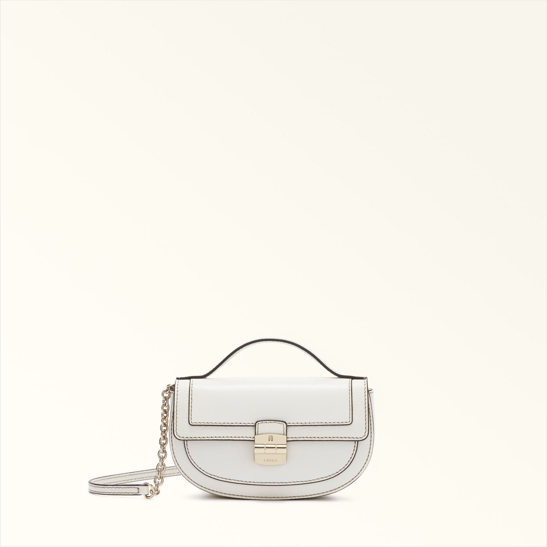 FURLA（フルラ）FURLA CLUB 2 MINI CROSSBODYフルラを象徴するアーカイブのバッグからアレンジされた、サドルバッグ風のフルラクラブ2(FurlaClub2)ミニクロスボディバッグ。ソフトなスムースレザーにグレインレザーのトリムがあしらわれたデザインと、丸みのあるラインが洗練された魅力を醸し、ルックを引き立ててくれます。ショルダーバッグとしてもクロスボディバッグとしてもお使いいただけるアイテム。必需品をすべて収められるよう、内部に十分なスペースを備えています。-内側にオープンポケット-外側背面にオープンポケット-取り外し可能な同素材のショルダーストラップ-フラップ＆スナップ開閉式-クロージャーにブランドロゴの刻印型番：8050597457628-Zkx-F KG9909【採寸】19 x 11.5 x 4商品のサイズについて【商品詳細】サイズ：F※画面上と実物では多少色具合が異なって見える場合もございます。ご了承ください。商品のカラーについて 【予約商品について】 ※「先行予約販売中」「予約販売中」をご注文の際は予約商品についてをご確認ください。FURLA（フルラ）FURLA CLUB 2 MINI CROSSBODYフルラを象徴するアーカイブのバッグからアレンジされた、サドルバッグ風のフルラクラブ2(FurlaClub2)ミニクロスボディバッグ。ソフトなスムースレザーにグレインレザーのトリムがあしらわれたデザインと、丸みのあるラインが洗練された魅力を醸し、ルックを引き立ててくれます。ショルダーバッグとしてもクロスボディバッグとしてもお使いいただけるアイテム。必需品をすべて収められるよう、内部に十分なスペースを備えています。-内側にオープンポケット-外側背面にオープンポケット-取り外し可能な同素材のショルダーストラップ-フラップ＆スナップ開閉式-クロージャーにブランドロゴの刻印型番：8050597457628-Zkx-F KG9909【採寸】19 x 11.5 x 4商品のサイズについて【商品詳細】サイズ：F※画面上と実物では多少色具合が異なって見える場合もございます。ご了承ください。商品のカラーについて 【予約商品について】 ※「先行予約販売中」「予約販売中」をご注文の際は予約商品についてをご確認ください。■重要なお知らせ※ 当店では、ギフト配送サービス及びラッピングサービスを行っておりません。ご注文者様とお届け先が違う場合でも、タグ（値札）付「納品書 兼 返品連絡票」同梱の状態でお送り致しますのでご了承ください。 ラッピング・ギフト配送について※ 2点以上ご購入の場合、全ての商品が揃い次第一括でのお届けとなります。お届け予定日の異なる商品をお買い上げの場合はご注意下さい。お急ぎの商品がございましたら分けてご購入いただきますようお願い致します。発送について ※ 買い物カートに入れるだけでは在庫確保されませんのでお早めに購入手続きをしてください。当店では在庫を複数サイトで共有しているため、同時にご注文があった場合、売切れとなってしまう事がございます。お手数ですが、ご注文後に当店からお送りする「ご注文内容の確認メール」をご確認ください。ご注文の確定について ※ Rakuten Fashionの商品ページに記載しているメーカー希望小売価格は、楽天市場「商品価格ナビ」に登録されている価格に準じています。 商品の価格についてFURLAFURLAのボディバッグ・ウエストポーチバッグご注文・お届けについて発送ガイドラッピンググッズ3,980円以上送料無料ご利用ガイド