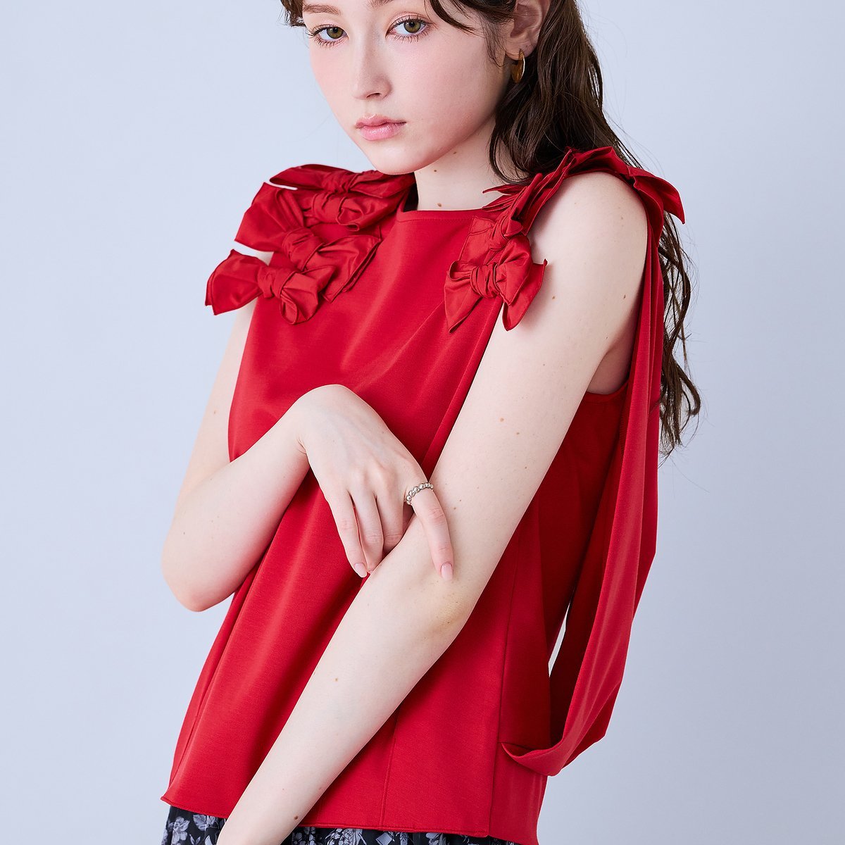 ショルダーリボン付きノースリーブカットソー ローズティアラ トップス カットソー・Tシャツ レッド