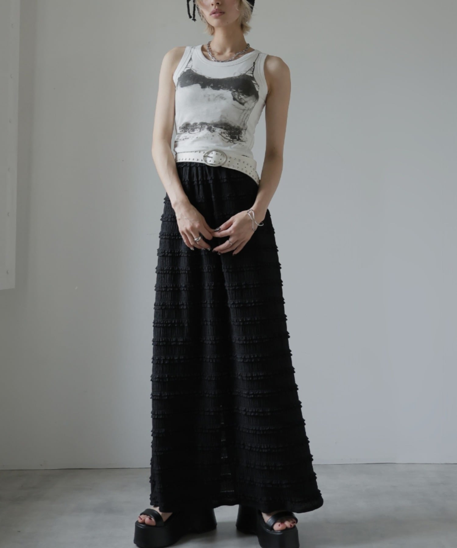 【SALE／15%OFF】Girly Doll Girly Doll/フリルスリットロングスカート ドゥーラ ドゥーラ スカート ロング・マキシスカート ホワイト ブラック【送料無料】