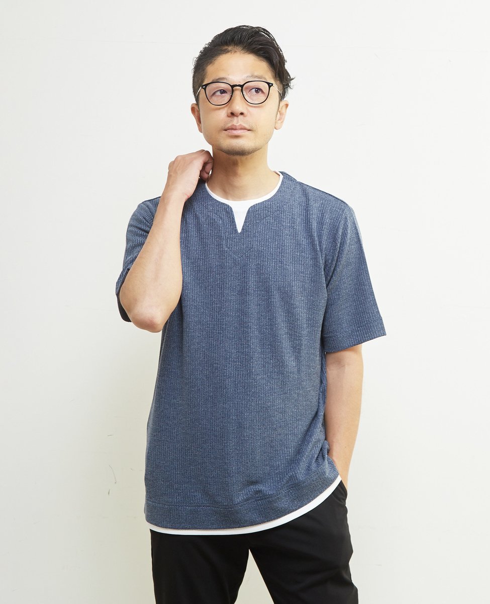 MEN'S MELROSE（メンズメルローズ）リンクスストライプキーネックフェイクレイヤードTシャツフェイクレイヤー仕様のキーネックTシャツ。見た目に分かりやすく単品着用でも映えます。もちろんレイヤースタイルでも品よく着用が可能な雰囲気に仕上がっています。膨らみがありながらもざっくりとした編みとメランジカラーの表情が人気のリンクスストライプです。細身のシルエットなのでインナー使いでは嵩張らず着用出来、単独では色気のあるムードでスタイリング出来ます。2＝S、3＝M、4＝L型番：A0453UTS009-02-2 PP2912【採寸】サイズ身幅肩幅着丈そで丈2494164.5223524367234554569.524商品のサイズについて【商品詳細】中国素材：ポリエステル75% レーヨン20% ポリウレタン5%サイズ：2、3、4※画面上と実物では多少色具合が異なって見える場合もございます。ご了承ください。商品のカラーについて 【予約商品について】 ※「先行予約販売中」「予約販売中」をご注文の際は予約商品についてをご確認ください。■重要なお知らせ※ 当店では、ギフト配送サービス及びラッピングサービスを行っておりません。ラッピング・ギフト配送について同時に複数の商品を注文された場合メーカー希望小売価格についてご利用ガイドMEN'S MELROSE（メンズメルローズ）リンクスストライプキーネックフェイクレイヤードTシャツフェイクレイヤー仕様のキーネックTシャツ。見た目に分かりやすく単品着用でも映えます。もちろんレイヤースタイルでも品よく着用が可能な雰囲気に仕上がっています。膨らみがありながらもざっくりとした編みとメランジカラーの表情が人気のリンクスストライプです。細身のシルエットなのでインナー使いでは嵩張らず着用出来、単独では色気のあるムードでスタイリング出来ます。2＝S、3＝M、4＝L型番：A0453UTS009-02-2 PP2912【採寸】サイズ身幅肩幅着丈そで丈2494164.5223524367234554569.524商品のサイズについて【商品詳細】中国素材：ポリエステル75% レーヨン20% ポリウレタン5%サイズ：2、3、4※画面上と実物では多少色具合が異なって見える場合もございます。ご了承ください。商品のカラーについて