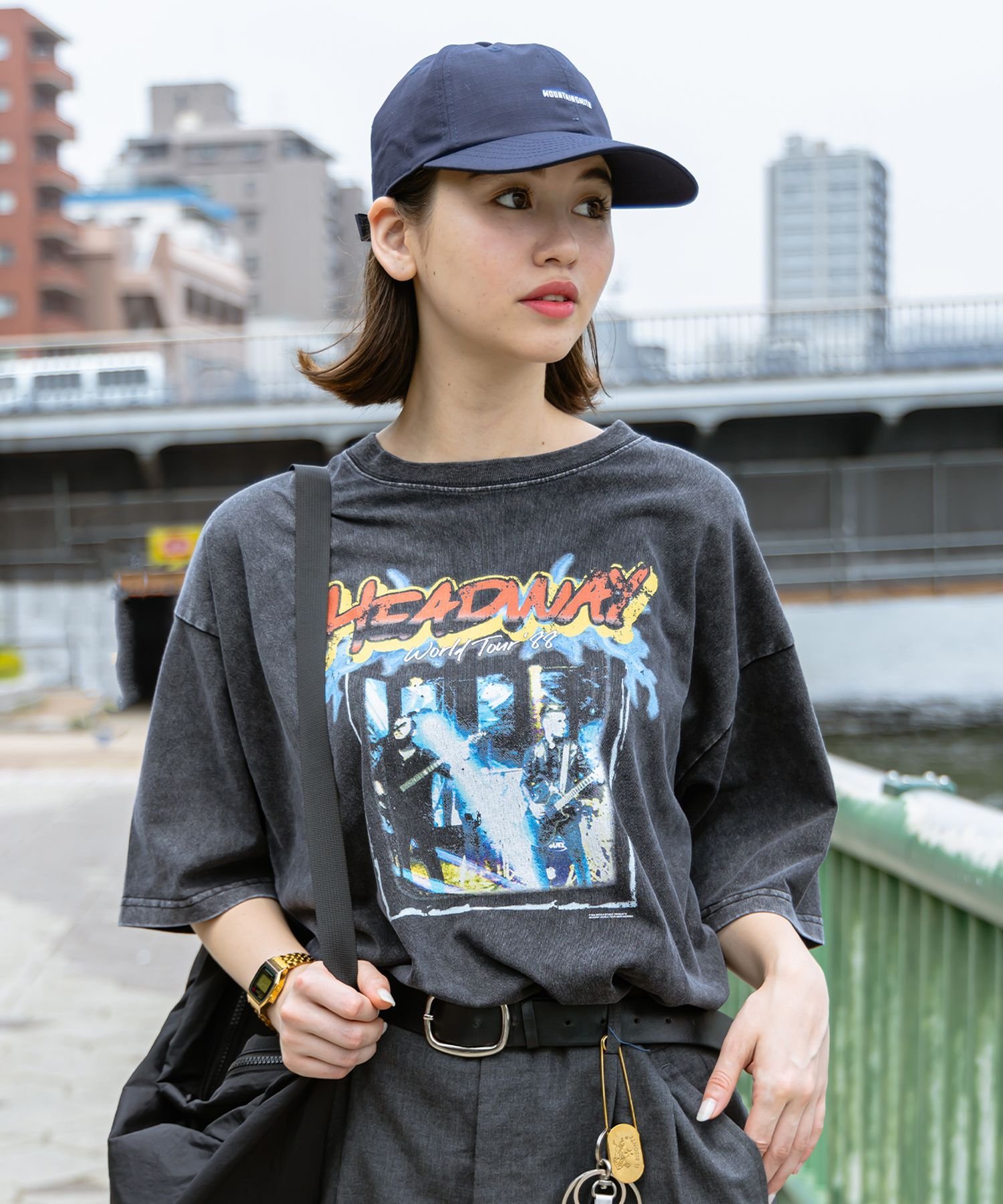 FFEIN 【FFEIN(フェイン)】ヴィンテージライクビックシルエットバンドTシャツ / パウダーブリーチ 半袖 ナバル トップス カットソー・Tシャツ グレー