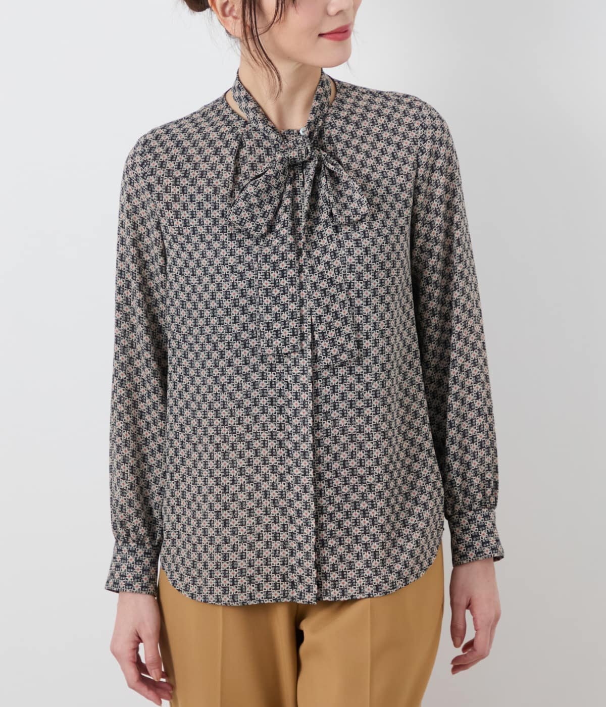 NEWYORKER WOMEN L-SIZE 【L】アーキテクスチャーモチーフプリント ボウタイブラウス ニューヨーカー エルサイズ トップス シャツ・ブラウス ネイビー