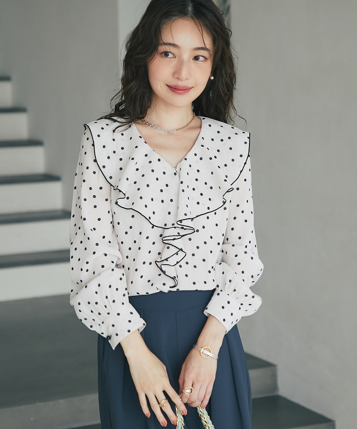 La boutique BonBon 【全骨格美人見え】ドットラッフルブラウス ラブティックボンボン トップス シャツ・ブラウス グレー【送料無料】のサムネイル