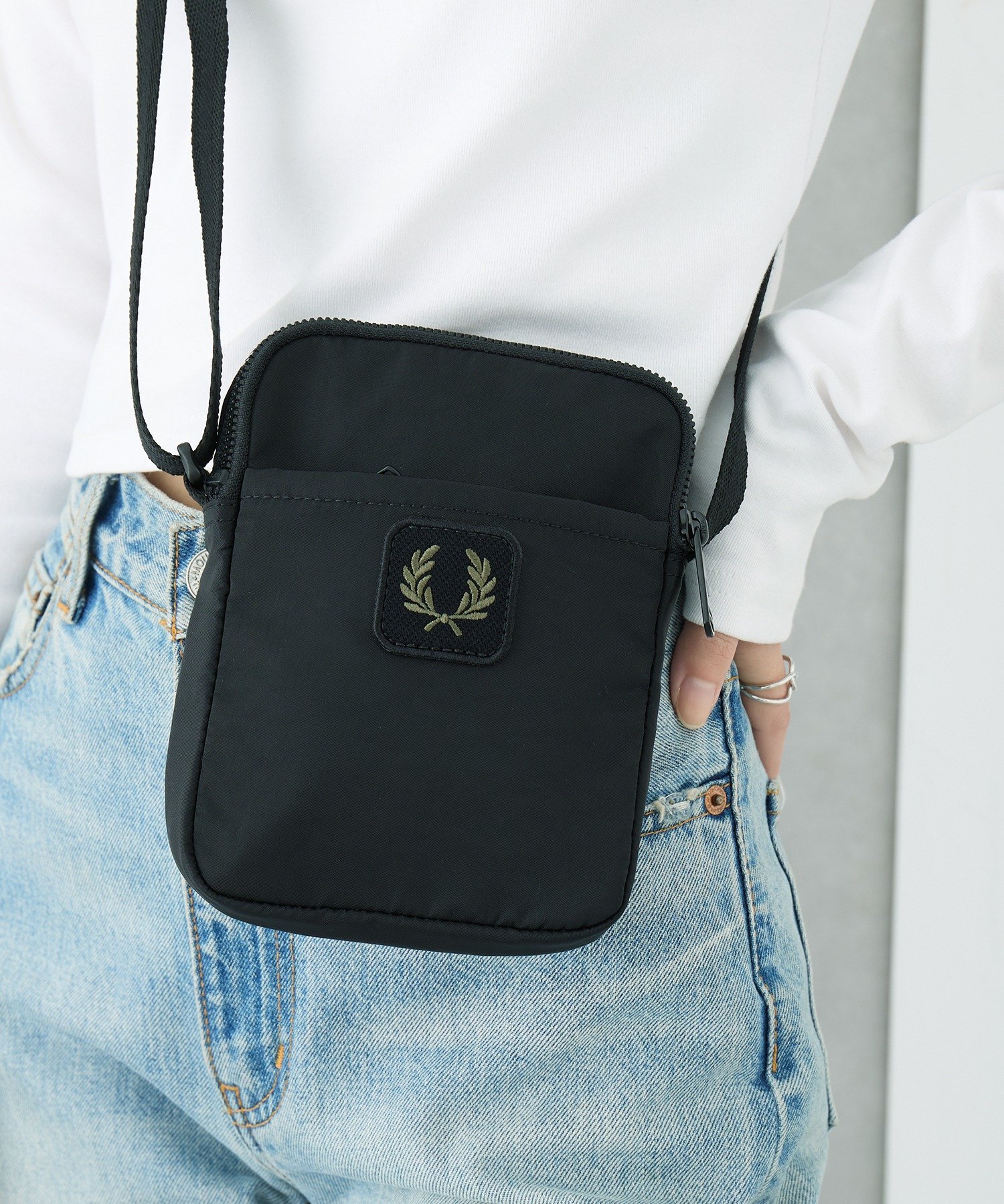 FRED PERRY/フレッドペリー クリンクル ナイロン ミニショルダーバッグ カセットチャート バッグ ショルダーバッグ ブラック
