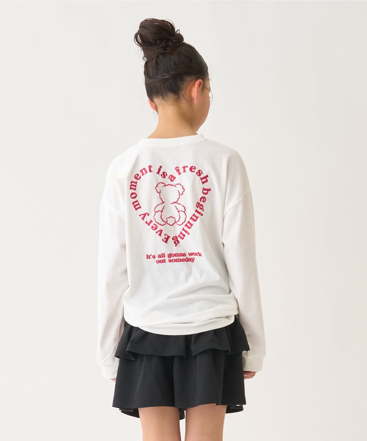 [SALE / 40 % OFF] MINIMAL 백 일러스트 긴 소매 T 셔츠 나루미야 온라인 탑스 컷소우 T 셔츠 화이트 핑크