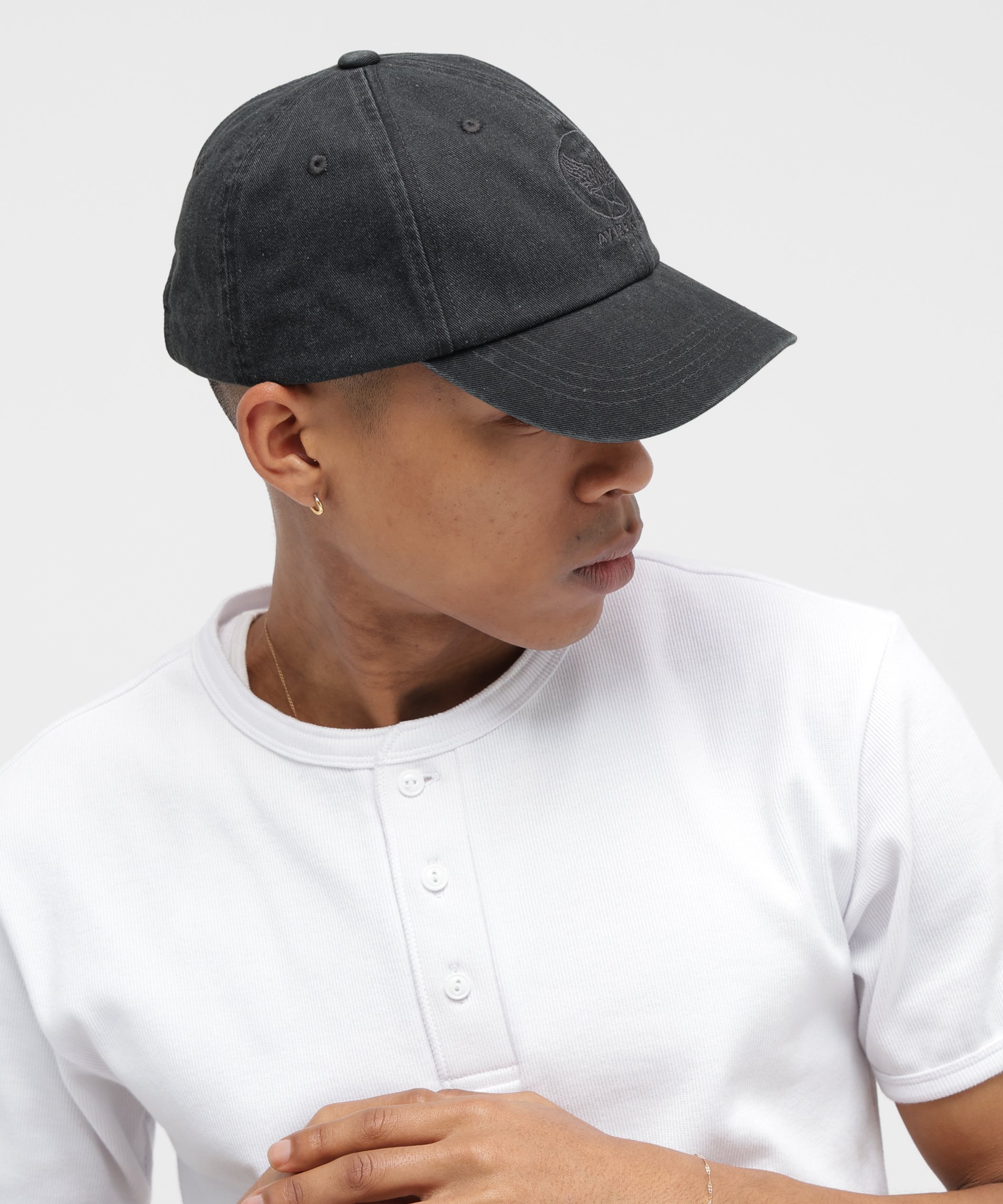 AVIREX（アヴィレックス）MILITARY PIGMENT CAP・ローキャップ・フロントには、AVIREXらしいウィングロゴとブランドロゴ刺繍・シンプルなワントーンデザイン・バックはアジャスター仕様でサイズ調整が可能・2色展開【AVIREX/アヴィレックス】1975年にアメリカ空軍のコントラクターとして創業し、フライトジャケットを供給した事でその認知度を飛躍的に高めた。ミリタリーに起源を持つアヴィレックスは、機能的なデザインが醸し出す特有の美しさに支えられている。その個性的な表情は、映画「インディー・ジョーンズ」「トップガン」「メンフィスベル」などのスクリーンでも活躍し、喝采を浴びた。その無駄の無いデザイン、ノスタルジックな味わいは今なお世界中の多くの人々から支持され続けている。■お使いのパソコンのモニターによって、実物商品とカラーが異なって 見える場合があります。誠に申し訳ございませんが、ご理解下さいます様お願いいたします。■当ショップの在庫数は 直営店舗の商品も含まれています。在庫数が日々変動する為、ご注文頂いた時点で在庫が完売になっている場合がございます。■サイズ表は、製品の生地や織りなどの特性により、多少の誤差はございます。予めご了承ください。■画像の商品はサンプルです。実際の商品では、仕様・加工等若干異なる場合がございます。型番：783-6174005-410-42 RH0921【採寸】F：高さ10cm、つば6.5cm、頭囲(最小)57cm、頭囲(最長)59cm商品のサイズについて【商品詳細】中国製素材：(本体)コットン100%サイズ：F手洗い、ドライクリーニング不可※画面上と実物では多少色具合が異なって見える場合もございます。ご了承ください。商品のカラーについてAVIREX（アヴィレックス）MILITARY PIGMENT CAP・ローキャップ・フロントには、AVIREXらしいウィングロゴとブランドロゴ刺繍・シンプルなワントーンデザイン・バックはアジャスター仕様でサイズ調整が可能・2色展開【AVIREX/アヴィレックス】1975年にアメリカ空軍のコントラクターとして創業し、フライトジャケットを供給した事でその認知度を飛躍的に高めた。ミリタリーに起源を持つアヴィレックスは、機能的なデザインが醸し出す特有の美しさに支えられている。その個性的な表情は、映画「インディー・ジョーンズ」「トップガン」「メンフィスベル」などのスクリーンでも活躍し、喝采を浴びた。その無駄の無いデザイン、ノスタルジックな味わいは今なお世界中の多くの人々から支持され続けている。■お使いのパソコンのモニターによって、実物商品とカラーが異なって 見える場合があります。誠に申し訳ございませんが、ご理解下さいます様お願いいたします。■当ショップの在庫数は 直営店舗の商品も含まれています。在庫数が日々変動する為、ご注文頂いた時点で在庫が完売になっている場合がございます。■サイズ表は、製品の生地や織りなどの特性により、多少の誤差はございます。予めご了承ください。■画像の商品はサンプルです。実際の商品では、仕様・加工等若干異なる場合がございます。型番：783-6174005-410-42 RH0921【採寸】F：高さ10cm、つば6.5cm、頭囲(最小)57cm、頭囲(最長)59cm商品のサイズについて【商品詳細】中国製素材：(本体)コットン100%サイズ：F手洗い、ドライクリーニング不可※画面上と実物では多少色具合が異なって見える場合もございます。ご了承ください。商品のカラーについて