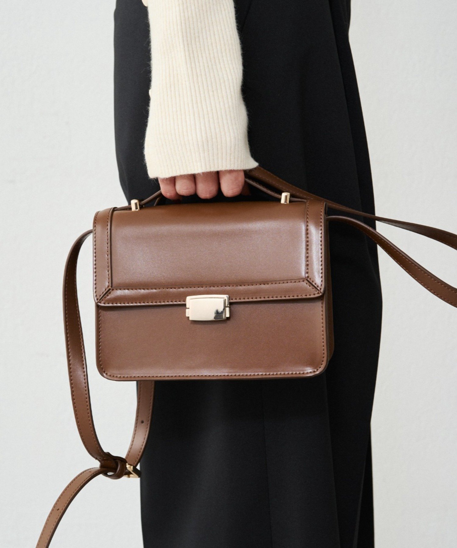 PAL GROUP OUTLET（パル グループ アウトレット）【Loungedress】【GALENA】ゴールドバックルショルダーBag日常にクラス感をプラス。ゴールドバックルショルダーBag■デザイン洗練された大人の女性にふさわしい、クラシカルなショルダーバッグが登場。シンプルなデザインながらも、ゴールドのバックルが上品なアクセントとなり、コーディネート全体を格上げします。お出かけに必要な物をスマートに収納できる、程よいサイズ感。■コーディネートちょっとしたお出かけや、ショッピングに。ジャケットやブラウスに合わせれば、きちんと感を演出できます。■素材本体：合成皮革裏地：ポリエステル合成皮革は永久的なものではなく、時間経過により劣化や剥離・黄変する恐れがあります。保管方法は出来るだけ湿気の少ない状態で光江尾避けて保管し時々風通しをしてください。現在の技術水準では、自然光及び照明等により通常の仕様でも若干の変退色は避けられません。ご了承ください。雨や汗などによる、濡れた状態での使用は、色落ちや色以降の原因となる場合がありますので、充分にご注意ください。洗濯及びアイロン掛けは、お避け下さい。ファスナー、ホック、ボタン、金具ストラップベルト等の付属品は正しくお使いください。誤った使用をされた場合、もしくは極度の負荷が、かかった場合、付属物及び製品が破損する恐れがありますので、お取り扱いにはご注意ください。この製品は、落下や衝撃の際の内容物の保護はできません。特に、精密機器、貴金属、割れ物等の破損、こわれやすい内容物の保護には適していませんので、ご使用の際はご注意ください。また、内容物が著しく重い物、または鋭利な物の場合は、通常の使用でも製品を破損する恐れがありますのでご注意ください。【GALENA/ガレナ】日々のスタイリングにアートを。&rdquo;いつもの私&rdquo;が&rdquo;特別な私&rdquo;になる。日常に溶け込むスペシャルなアイテムを。MODERNをキーワードにACCESSORY・BAG・SHOESを提案します。【お気に入り登録でお得な情報をお知らせいたします 】完売カラーの再入荷やラスト1点の通知、セールの通知を受けとることができます。【ブランドのお気に入り登録】新商品や再入荷、いち早くセールやクーポンなどのブランドの情報を受けとることができます。生産の都合上、お届け時期が前後する場合がございます。システムの都合上、店舗より入荷が遅れる場合がございます。実際にお届けする商品と仕様やサイズが異なる場合がございます。照明や光の当たり具合で色味が違って見える場合があります。型番：LDG5052312A0002-5-2 SR3921【採寸】サイズ持ち手高さ幅マチショルダー全長重さF131319896~116-商品のサイズについて【商品詳細】中国素材：本体:合成皮革裏地:ポリエステルサイズ：F※画面上と実物では多少色具合が異なって見える場合もございます。ご了承ください。商品のカラーについてPAL GROUP OUTLET（パル グループ アウトレット）【Loungedress】【GALENA】ゴールドバックルショルダーBag日常にクラス感をプラス。ゴールドバックルショルダーBag■デザイン洗練された大人の女性にふさわしい、クラシカルなショルダーバッグが登場。シンプルなデザインながらも、ゴールドのバックルが上品なアクセントとなり、コーディネート全体を格上げします。お出かけに必要な物をスマートに収納できる、程よいサイズ感。■コーディネートちょっとしたお出かけや、ショッピングに。ジャケットやブラウスに合わせれば、きちんと感を演出できます。■素材本体：合成皮革裏地：ポリエステル合成皮革は永久的なものではなく、時間経過により劣化や剥離・黄変する恐れがあります。保管方法は出来るだけ湿気の少ない状態で光江尾避けて保管し時々風通しをしてください。現在の技術水準では、自然光及び照明等により通常の仕様でも若干の変退色は避けられません。ご了承ください。雨や汗などによる、濡れた状態での使用は、色落ちや色以降の原因となる場合がありますので、充分にご注意ください。洗濯及びアイロン掛けは、お避け下さい。ファスナー、ホック、ボタン、金具ストラップベルト等の付属品は正しくお使いください。誤った使用をされた場合、もしくは極度の負荷が、かかった場合、付属物及び製品が破損する恐れがありますので、お取り扱いにはご注意ください。この製品は、落下や衝撃の際の内容物の保護はできません。特に、精密機器、貴金属、割れ物等の破損、こわれやすい内容物の保護には適していませんので、ご使用の際はご注意ください。また、内容物が著しく重い物、または鋭利な物の場合は、通常の使用でも製品を破損する恐れがありますのでご注意ください。【GALENA/ガレナ】日々のスタイリングにアートを。&rdquo;いつもの私&rdquo;が&rdquo;特別な私&rdquo;になる。日常に溶け込むスペシャルなアイテムを。MODERNをキーワードにACCESSORY・BAG・SHOESを提案します。【お気に入り登録でお得な情報をお知らせいたします 】完売カラーの再入荷やラスト1点の通知、セールの通知を受けとることができます。【ブランドのお気に入り登録】新商品や再入荷、いち早くセールやクーポンなどのブランドの情報を受けとることができます。生産の都合上、お届け時期が前後する場合がございます。システムの都合上、店舗より入荷が遅れる場合がございます。実際にお届けする商品と仕様やサイズが異なる場合がございます。照明や光の当たり具合で色味が違って見える場合があります。型番：LDG5052312A0002-5-2 SR3921【採寸】サイズ持ち手高さ幅マチショルダー全長重さF131319896~116-商品のサイズについて【商品詳細】中国素材：本体:合成皮革裏地:ポリエステルサイズ：F※画面上と実物では多少色具合が異なって見える場合もございます。ご了承ください。商品のカラーについて
