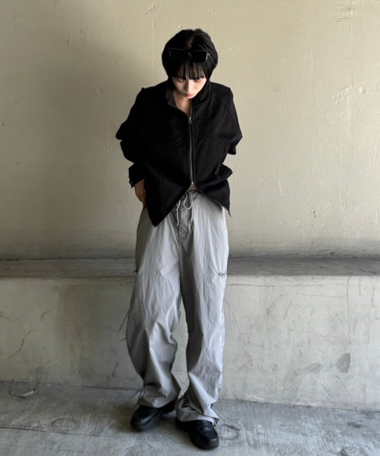 + 【Chikashitsu +】shirring design nylon pants ネバーマインドザエックスユー／チカシツプラス パンツ その他のパンツ ブラック グレー
