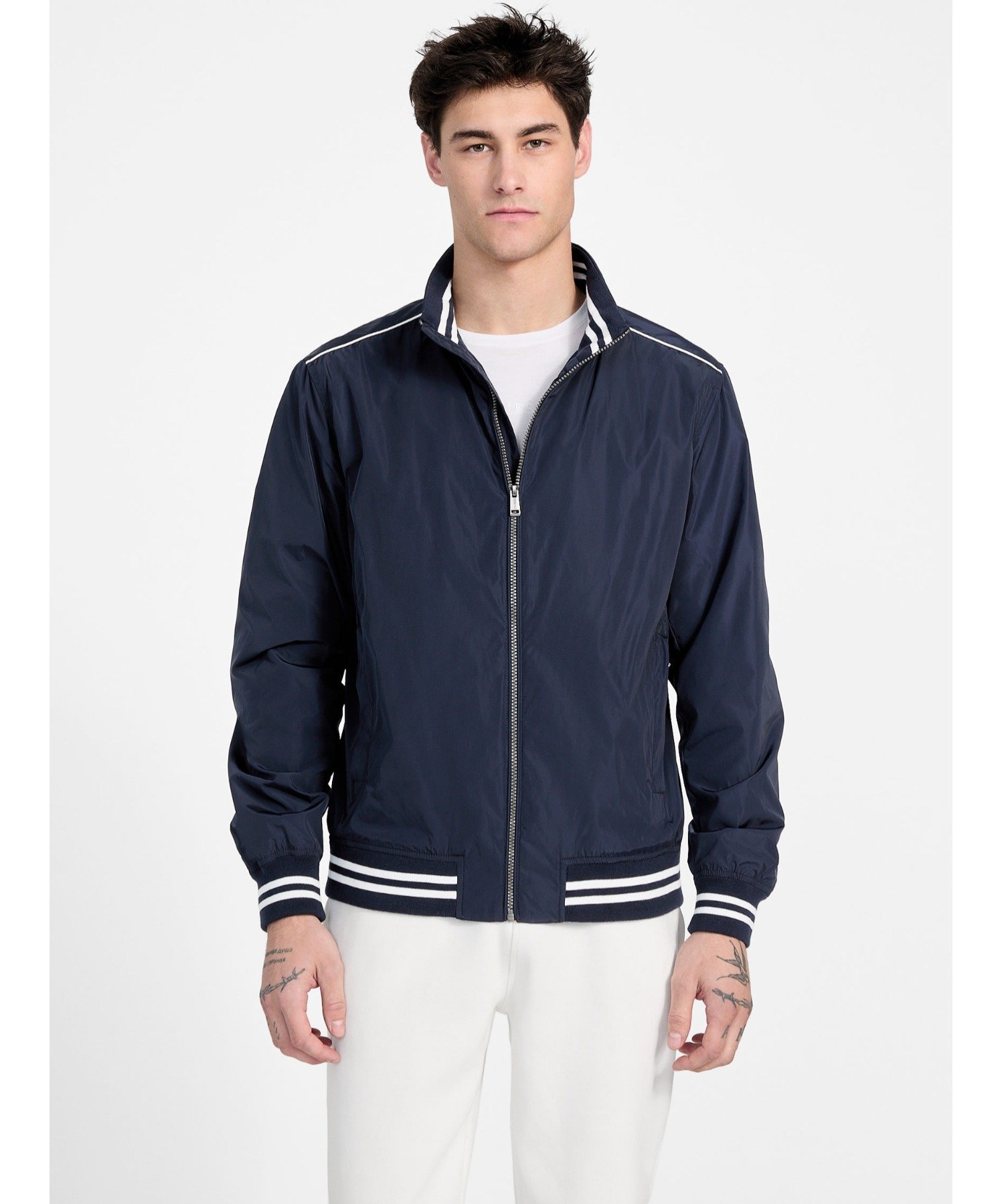 GUESS（ゲス）GUESS ボンバー アウター(M)URBAN Satin Bomberボンバージャケットのトレンド感のあるシルエットは鮮度あるコーディネートを実現してくれるライトアウターとしてお勧め。潔いワントーンカラーの中に所々であしらわれたラインが装いにアクセントを演出する好ディテールです。組み合わせるボトムスはチノパンからカーゴパンツまでお手持ちのアイテムと幅広く好相性なひと品◎。モデル身長：180cm 着用サイズ:ダークネイビー(G7V2)/L型番：M5GL28WH762-G7V-S NZ6922【採寸】サイズバストウエストヒップ裄丈着丈S111.0cm103.0cm92.0cm89.0cm64.5cmM119.0cm109.0cm96.0cm89.0cm67.5cmL123.0cm112.0cm102.0cm92.0cm69.0cmXL128.0cm122.0cm110.0cm93.0cm70.5cm商品のサイズについて【商品詳細】中国素材：ポリエステル100%装飾部分を除くサイズ：S、M、L、XL洗濯機洗い可※画面上と実物では多少色具合が異なって見える場合もございます。ご了承ください。商品のカラーについてGUESS（ゲス）GUESS ボンバー アウター(M)URBAN Satin Bomberボンバージャケットのトレンド感のあるシルエットは鮮度あるコーディネートを実現してくれるライトアウターとしてお勧め。潔いワントーンカラーの中に所々であしらわれたラインが装いにアクセントを演出する好ディテールです。組み合わせるボトムスはチノパンからカーゴパンツまでお手持ちのアイテムと幅広く好相性なひと品◎。モデル身長：180cm 着用サイズ:ダークネイビー(G7V2)/L型番：M5GL28WH762-G7V-S NZ6922【採寸】サイズバストウエストヒップ裄丈着丈S111.0cm103.0cm92.0cm89.0cm64.5cmM119.0cm109.0cm96.0cm89.0cm67.5cmL123.0cm112.0cm102.0cm92.0cm69.0cmXL128.0cm122.0cm110.0cm93.0cm70.5cm商品のサイズについて【商品詳細】中国素材：ポリエステル100%装飾部分を除くサイズ：S、M、L、XL洗濯機洗い可※画面上と実物では多少色具合が異なって見える場合もございます。ご了承ください。商品のカラーについて