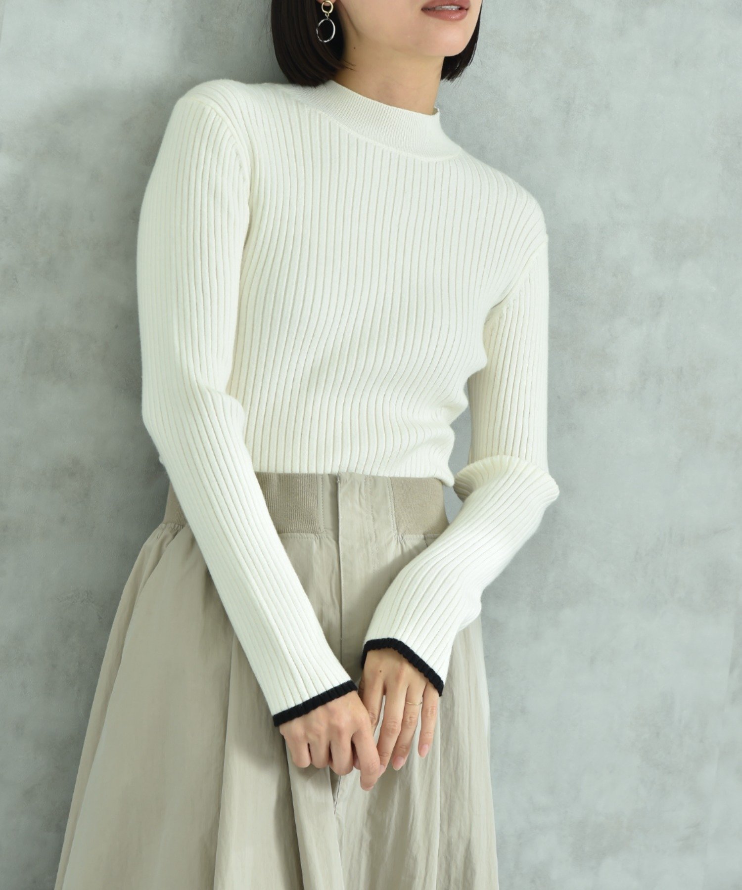 【SALE／60%OFF】INTERPLANET 袖口配色パール付きハイネックリブニット インタープラネット トップス ニット ホワイト グレー ブラック レッドのサムネイル