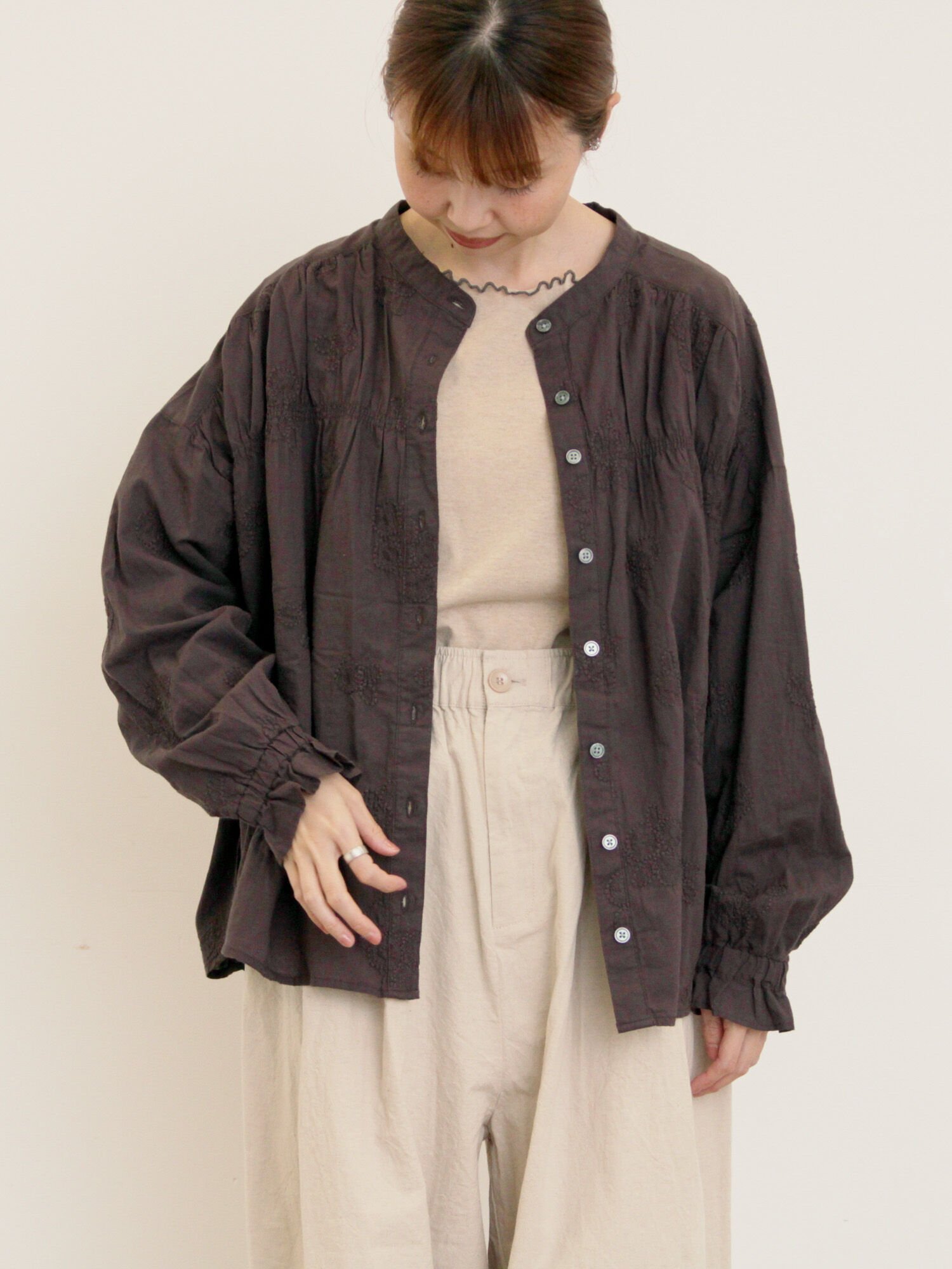 【SALE／30%OFF】Samansa Mos2 ハンドステッチ風花柄シャーリングブラウス サマンサモスモス トップス シャツ・ブラウス グリーン グレー ベージュのサムネイル