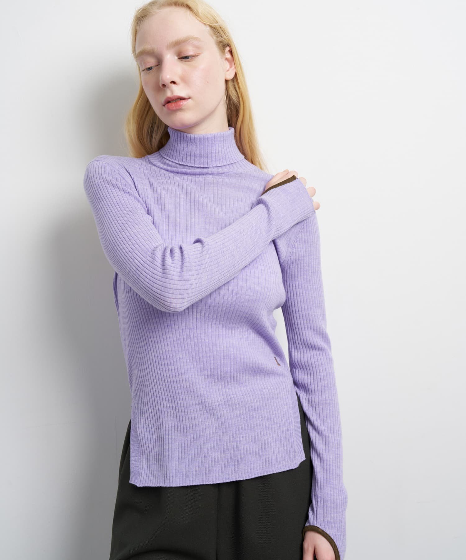 LANVIN en Bleu カラーポイントリブタートル ランバンオンブルー トップス ニット パープル ブラック ホワイト オレンジ ワインレッド【送料無料】