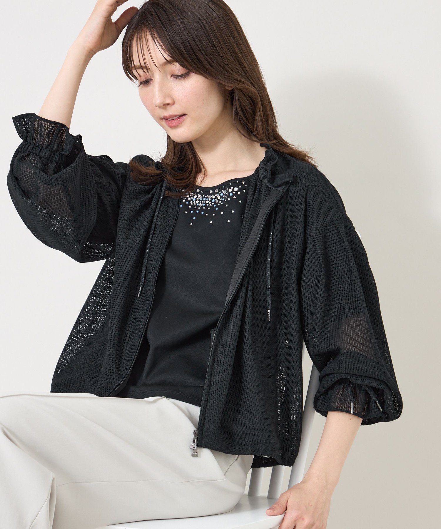 TO BE CHIC 【L】ラッセルエアリー フリルショートブルゾン サンヨー エルサイズ ジャケット・アウター ブルゾン・ジャンパー ブラック ホワイト