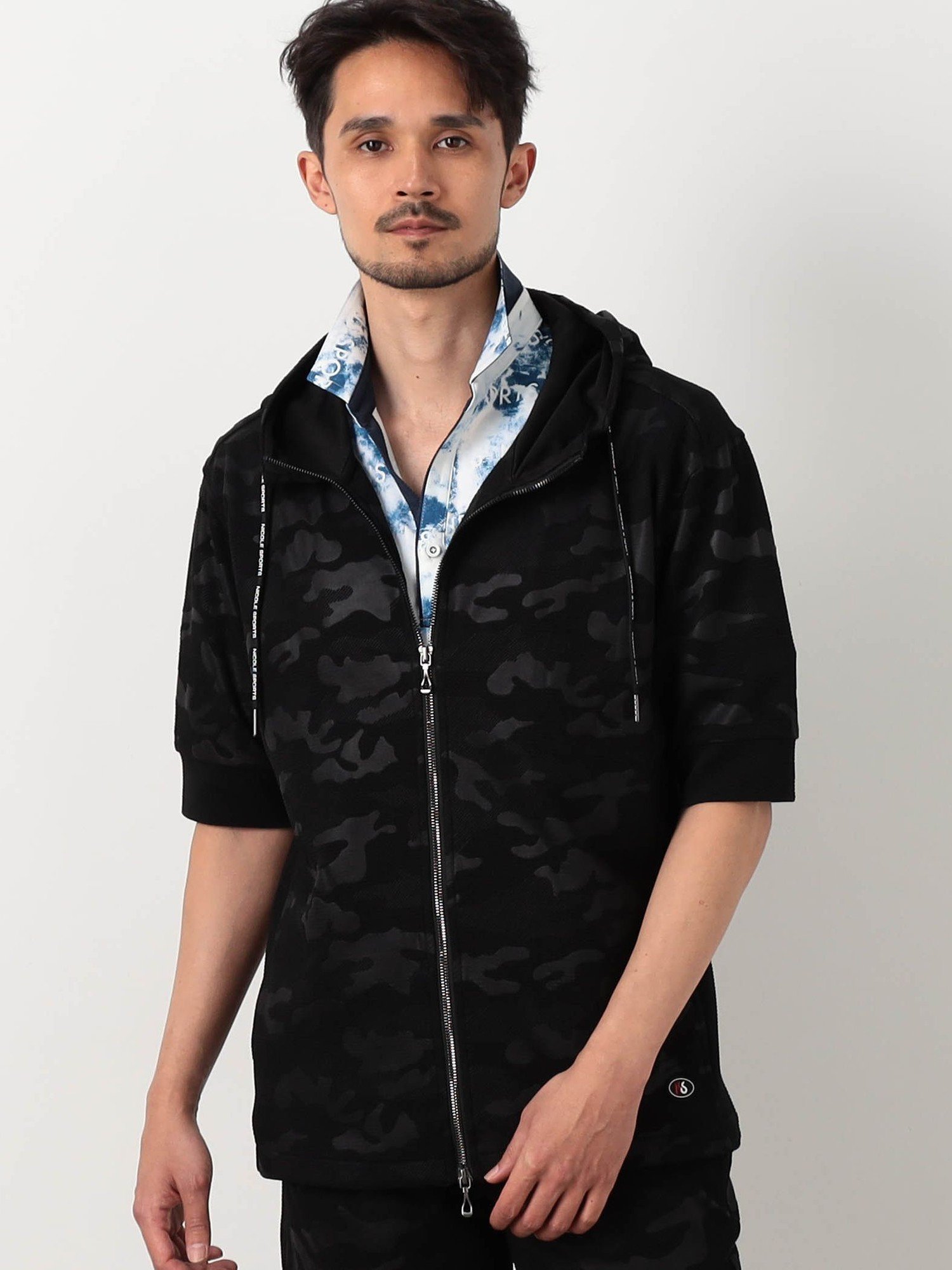 NICOLE CLUB FOR MEN 【NICOLE SPORTS】エンボス柄5分袖ジップパーカー ニコル トップス パーカー・フーディー ホワイト ブラック【送料無料】