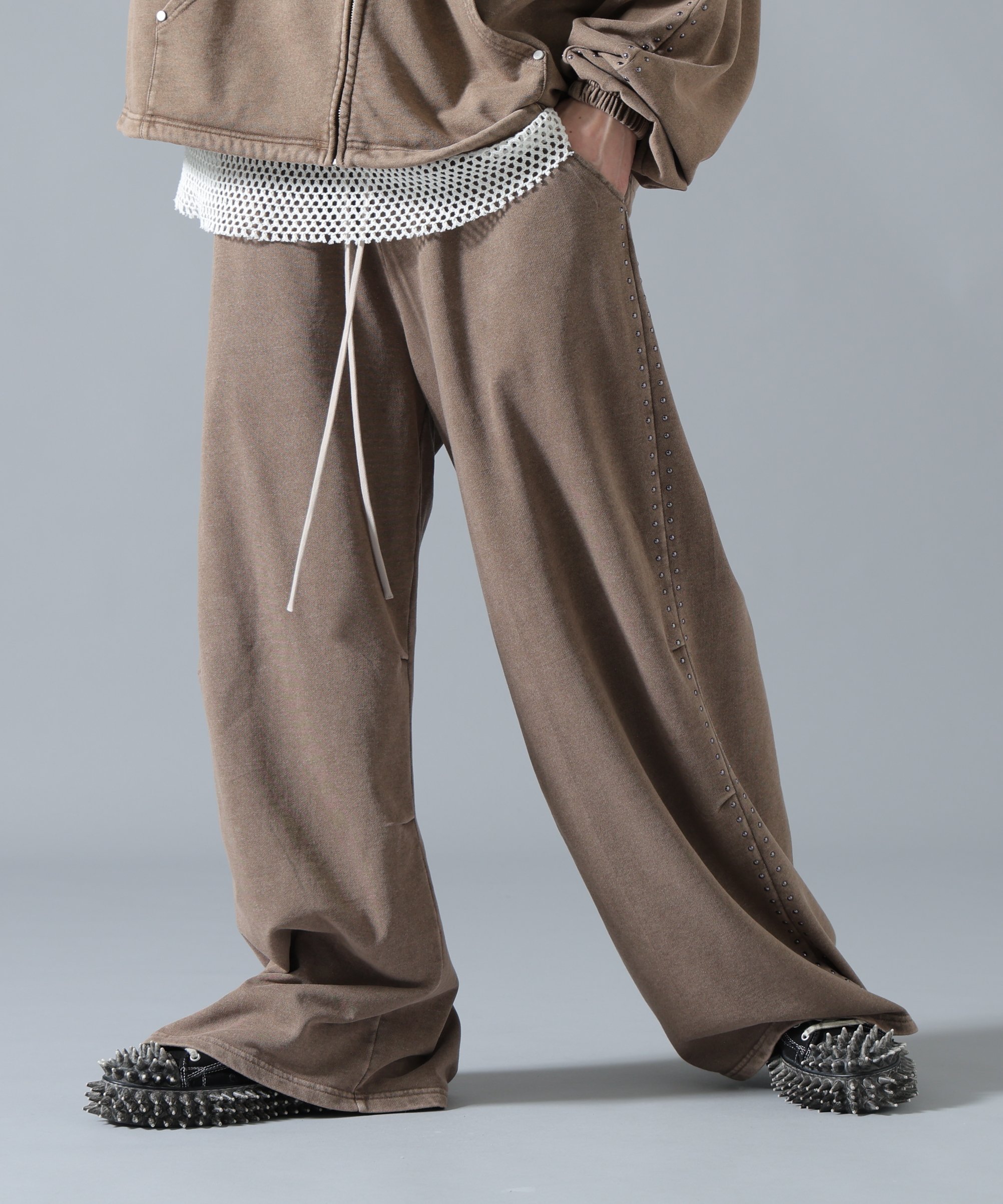 LHP DankeSchon/ダンケシェーン/STUDS SWEAT PANTS エルエイチピー パンツ その他のパンツ ブラック ブラウン