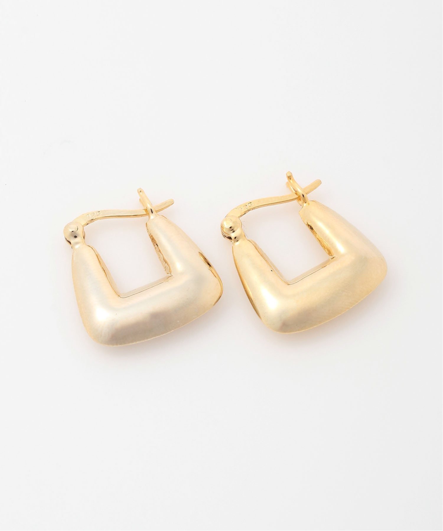 SCALA（スカラ）SCALABLANCHE/(W)GOLD中空ドロップピアス(SV925)ボリューム感のあるドロップのシルエットが耳元を立体的に演出してくれるピアスの登場。季節をまたいで活躍してくれる飽きの来ないカラーリングで、今買って損なしのとっおきアイテムです。SV925のノーブルな佇まいは、カジュアルなコーディネートの締めとしても活躍するひと品。【SCALA BLANCHE (スカラ ブランシュ) 】 BLANCHEとは[白]を意味します。 古来から[しろがね]とも呼ばれる銀を BLANCHE[白]と表現しています。 SCALA BLANCHEは全てシルバー925製です。 【SCALA】 ブランドが厳選したアイテムのみを シルバー925製で展開します。型番：DP349-GLD-F MC8933【採寸】サイズ幅長さFREE0.4cm1.8cm商品のサイズについて【商品詳細】素材：SV925サイズ：FREE※画面上と実物では多少色具合が異なって見える場合もございます。ご了承ください。商品のカラーについてSCALA（スカラ）SCALABLANCHE/(W)GOLD中空ドロップピアス(SV925)ボリューム感のあるドロップのシルエットが耳元を立体的に演出してくれるピアスの登場。季節をまたいで活躍してくれる飽きの来ないカラーリングで、今買って損なしのとっおきアイテムです。SV925のノーブルな佇まいは、カジュアルなコーディネートの締めとしても活躍するひと品。【SCALA BLANCHE (スカラ ブランシュ) 】 BLANCHEとは[白]を意味します。 古来から[しろがね]とも呼ばれる銀を BLANCHE[白]と表現しています。 SCALA BLANCHEは全てシルバー925製です。 【SCALA】 ブランドが厳選したアイテムのみを シルバー925製で展開します。型番：DP349-GLD-F MC8933【採寸】サイズ幅長さFREE0.4cm1.8cm商品のサイズについて【商品詳細】素材：SV925サイズ：FREE※画面上と実物では多少色具合が異なって見える場合もございます。ご了承ください。商品のカラーについて