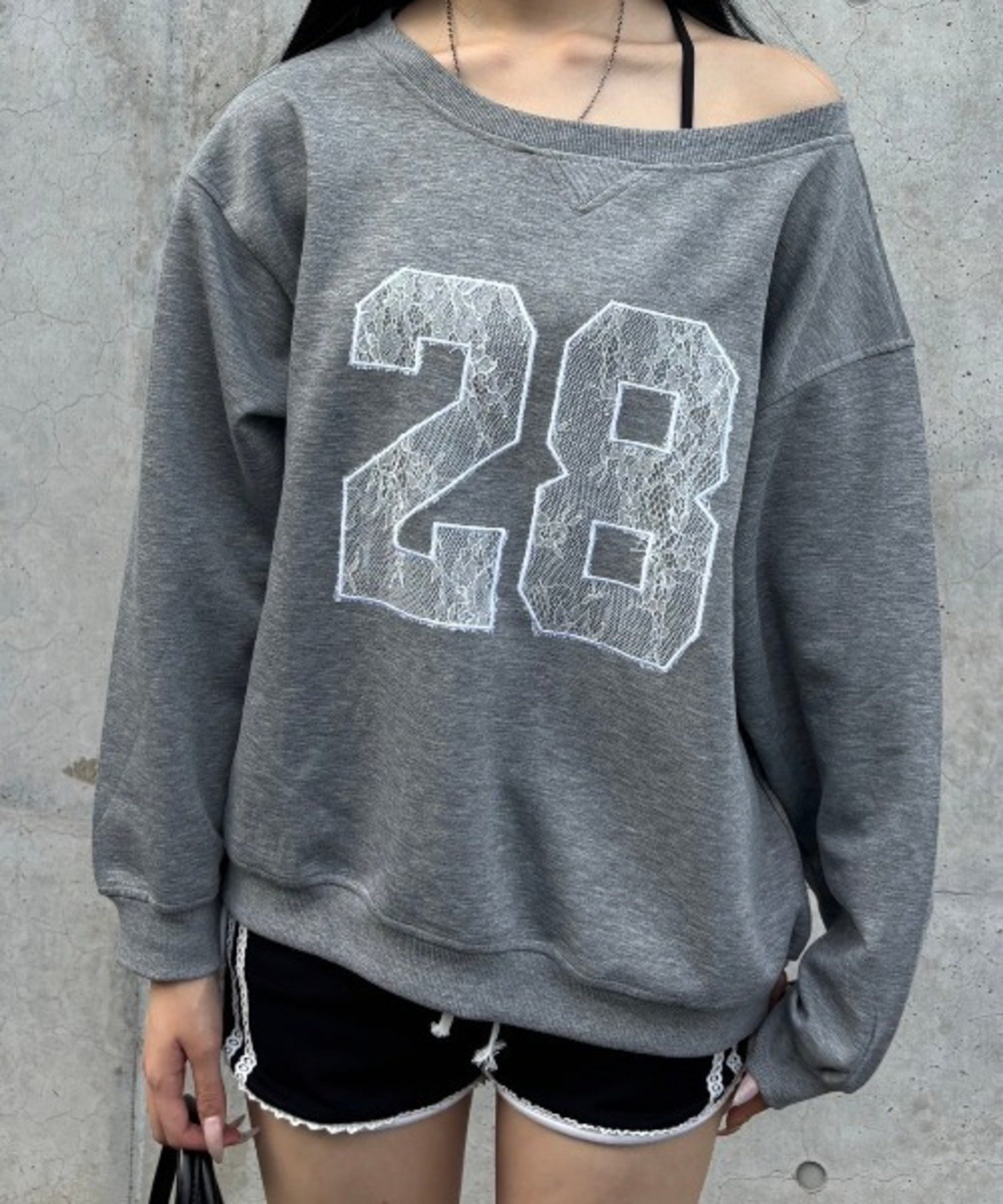 Chikashitsu + 【Chikashitsu +】number 28 off shoulder sweat オフショルダー ロ...