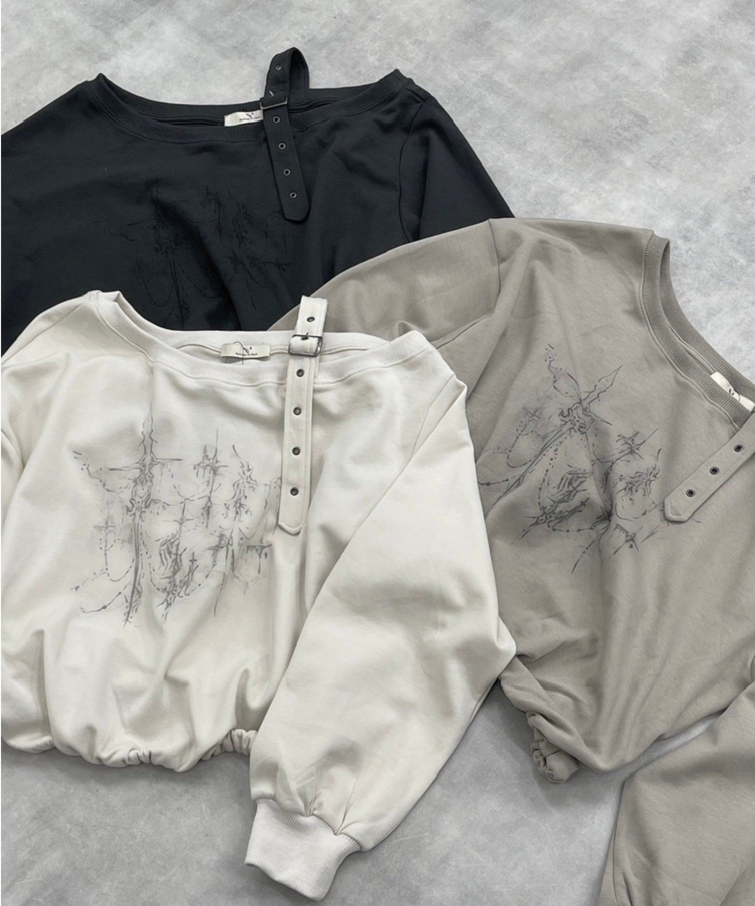 nmtc + 【nmtc +】shoulder belt graphic sweatshirts ワンショルダー ロゴスウェット ネバーマインドザエックスユー／チカシツプラス トップス シャツ・ブラウス グレー ホワイト ベージュ【送料無料】