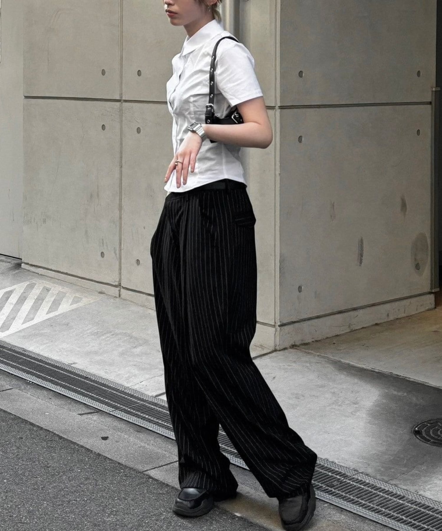 + 【Chikashitsu +】stripe tuck slacks ネバーマインドザエックスユー／チカシツプラス パンツ スラックス・ドレスパンツ ブラック