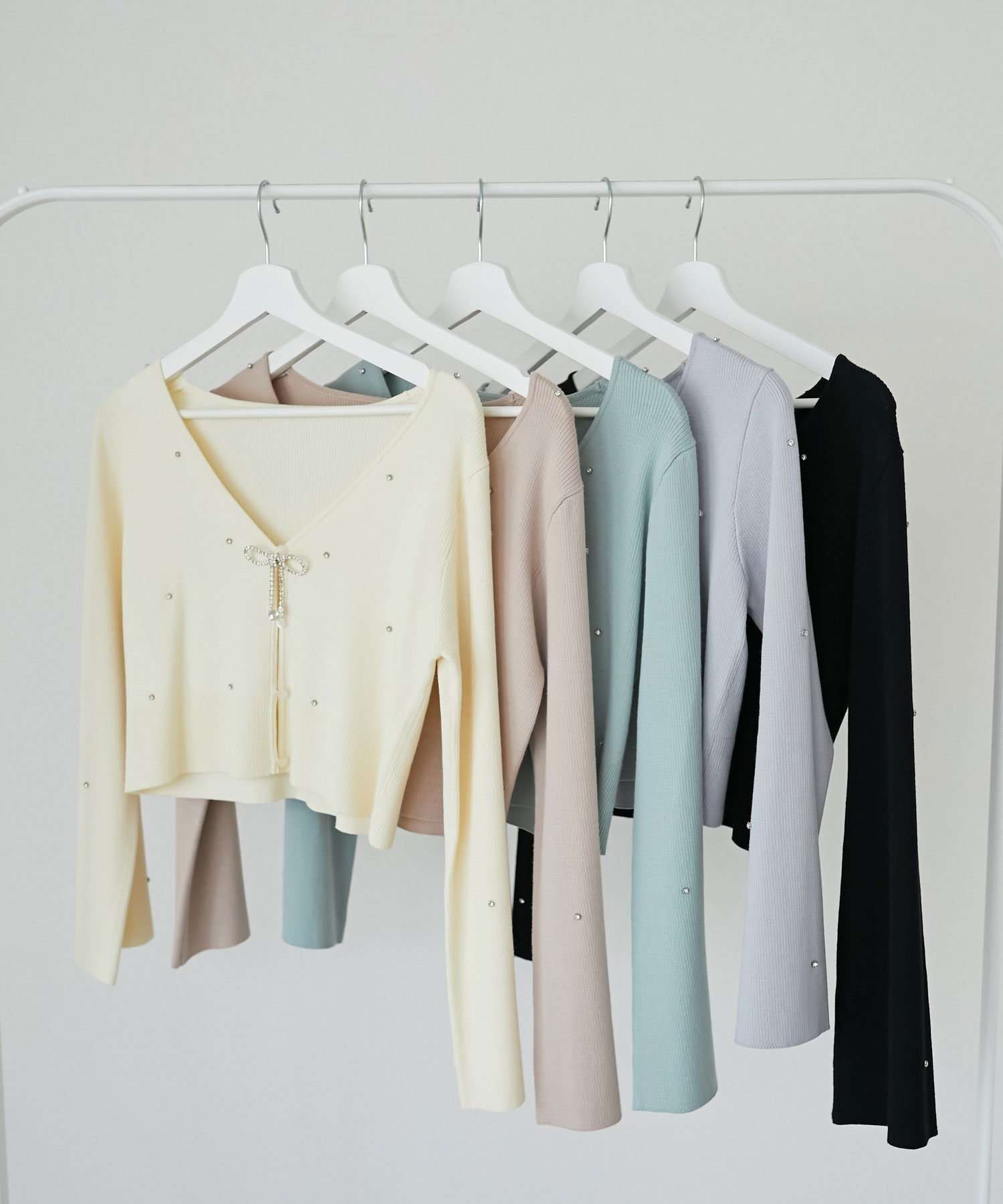 【SALE／50%OFF】MAJESTIC LEGON リボンブローチセットビジューカーデ マジェスティックレゴン トップス カーディガン ホワイト ピンク グリーン グレー ブラック