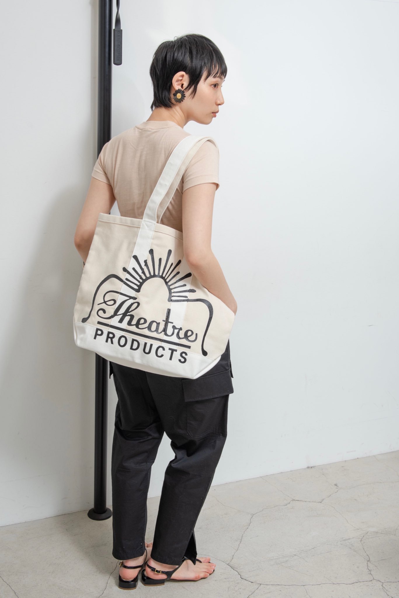 THEATRE PRODUCTS 【シアタープロダクツ 公式】コットンキャンバスロゴトート シアタープロダクツ バッグ トートバッグ ホワイト【送料無料】のサムネイル