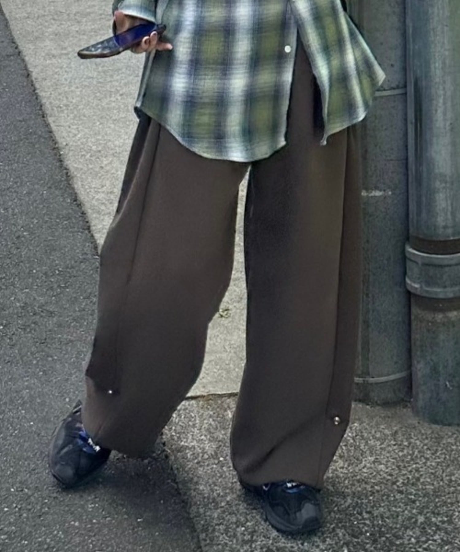 Chikashitsu + 【Chikashitsu +】snap button buggy sweat pants / スウェットパンツ ワイドパンツ ネバーマインドザエックスユー／チカシツプラス パンツ ジャージ・スウェットパンツ グレー ブラック ブラウン【送料無料】
