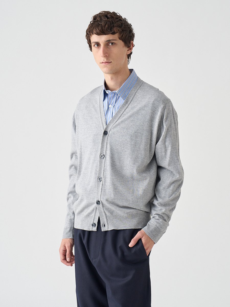 JOHN SMEDLEY（ジョンスメドレー）Vネック長袖ニットカーディガン ｜ HALIN ｜ 30G MODERN FITAUTUMN/WINTERJAPANEXCLUSIVEJOHNSMEDLEY定番の長袖Vネックカーディガン。日本人にフィットしやすいMODERNFITのサイズバランスに、軽量な30Gニットの質感は、オンオフを問わず幅広い季節のコーディネートに活躍します。　　-Fabric&Gauge-JOHNSMEDLEYの代名詞でもあるハイゲージの30Gニット。薄手でやや透けのある上品な質感。ハイゲージになればなるほど生産には高度なテクニックを必要とします。　JOHNSMEDLEY’SMERINOEXTRAFINE：ニュージーランドの提携農場で、サステイナブルな方法かつ羊に負担をかけない“ノンミュールジング”で採取したエクストラファインメリノウール。上質な極細の繊維（18ー19μm）だけを使用し、美しくしなやかに編み上げられたファインゲージニットは、リッチなドレープと、ほのかな光沢、軽量で洗練されたシルエットが特徴。高い保温性・調湿性・通気性・抗菌性を併せ持ち、優れた機能性とイージーケアを誇る、世界最高級の天然素材です。　　-MODERNFIT(モダンフィット)-JOHNSMEDLEYらしいオーセンティックなバランスを保ちながらも、日本人のニーズやサイズスペックにマッチした、肩幅・着丈・腕周りに若干の余裕を持たせた定番シリーズ。同シリーズでのツイン・アンサンブルでの着用も。2026年秋冬シーズンより日本限定発売となりました。　　modelheight183cm／Lサイズ着用型番：HALINNIM-NIM-S SR0949【採寸】サイズ胸囲身幅着丈袖丈S101cm50.5cm63cm43cmM106cm53cm65cm44cmL111cm55.5cm67cm45cmXL116cm58cm68cm46cmXXL121cm60.5cm70cm47cm商品のサイズについて【商品詳細】素材：メリノウール 100%サイズ：S、M、L、XL※画面上と実物では多少色具合が異なって見える場合もございます。ご了承ください。商品のカラーについてJOHN SMEDLEY（ジョンスメドレー）Vネック長袖ニットカーディガン ｜ HALIN ｜ 30G MODERN FITAUTUMN/WINTERJAPANEXCLUSIVEJOHNSMEDLEY定番の長袖Vネックカーディガン。日本人にフィットしやすいMODERNFITのサイズバランスに、軽量な30Gニットの質感は、オンオフを問わず幅広い季節のコーディネートに活躍します。　　-Fabric&Gauge-JOHNSMEDLEYの代名詞でもあるハイゲージの30Gニット。薄手でやや透けのある上品な質感。ハイゲージになればなるほど生産には高度なテクニックを必要とします。　JOHNSMEDLEY’SMERINOEXTRAFINE：ニュージーランドの提携農場で、サステイナブルな方法かつ羊に負担をかけない“ノンミュールジング”で採取したエクストラファインメリノウール。上質な極細の繊維（18ー19μm）だけを使用し、美しくしなやかに編み上げられたファインゲージニットは、リッチなドレープと、ほのかな光沢、軽量で洗練されたシルエットが特徴。高い保温性・調湿性・通気性・抗菌性を併せ持ち、優れた機能性とイージーケアを誇る、世界最高級の天然素材です。　　-MODERNFIT(モダンフィット)-JOHNSMEDLEYらしいオーセンティックなバランスを保ちながらも、日本人のニーズやサイズスペックにマッチした、肩幅・着丈・腕周りに若干の余裕を持たせた定番シリーズ。同シリーズでのツイン・アンサンブルでの着用も。2026年秋冬シーズンより日本限定発売となりました。　　modelheight183cm／Lサイズ着用型番：HALINNIM-NIM-S SR0949【採寸】サイズ胸囲身幅着丈袖丈S101cm50.5cm63cm43cmM106cm53cm65cm44cmL111cm55.5cm67cm45cmXL116cm58cm68cm46cmXXL121cm60.5cm70cm47cm商品のサイズについて【商品詳細】素材：メリノウール 100%サイズ：S、M、L、XL※画面上と実物では多少色具合が異なって見える場合もございます。ご了承ください。商品のカラーについて