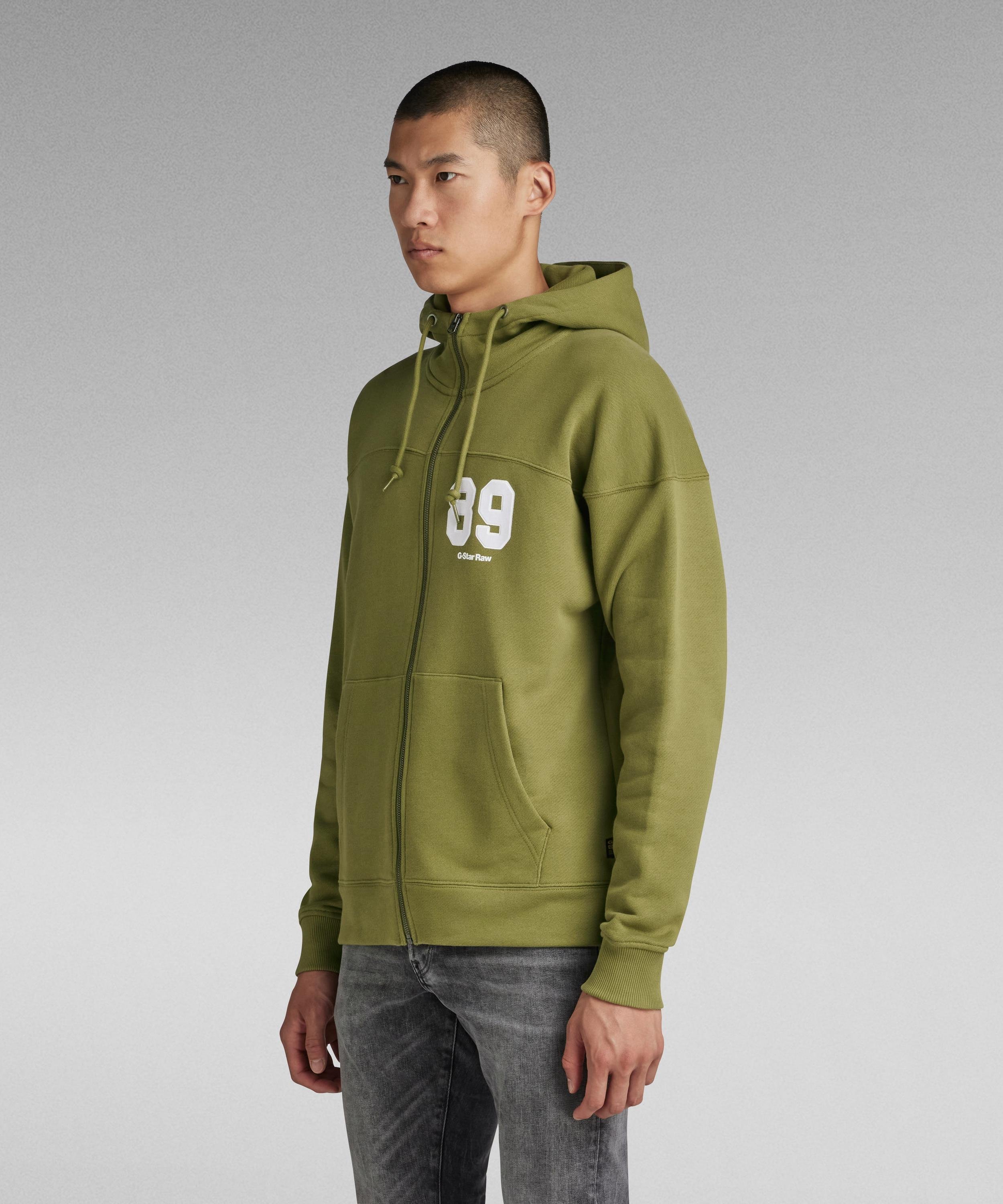 【公式ショップ】SPORTS ZIP LOOSE HOODED SWEAT/ナンバリングデザインロゴジップパーカー ジースターロゥ トップス パーカー・フーディー カーキグリーン