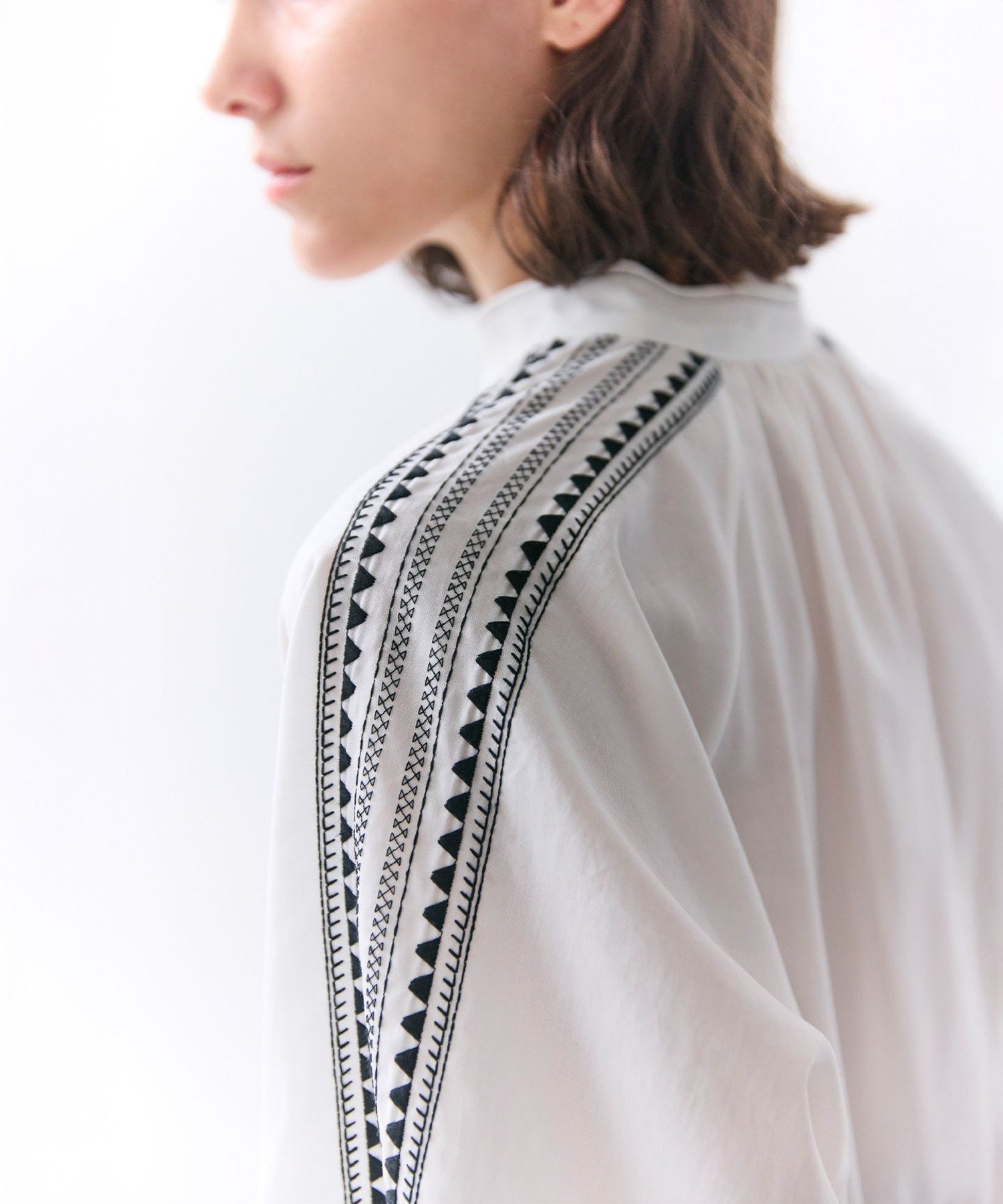 , AXI / 刺繍ステッチ ドルマンスタンドブラウス ベイジ, トップス シャツ・ブラウス