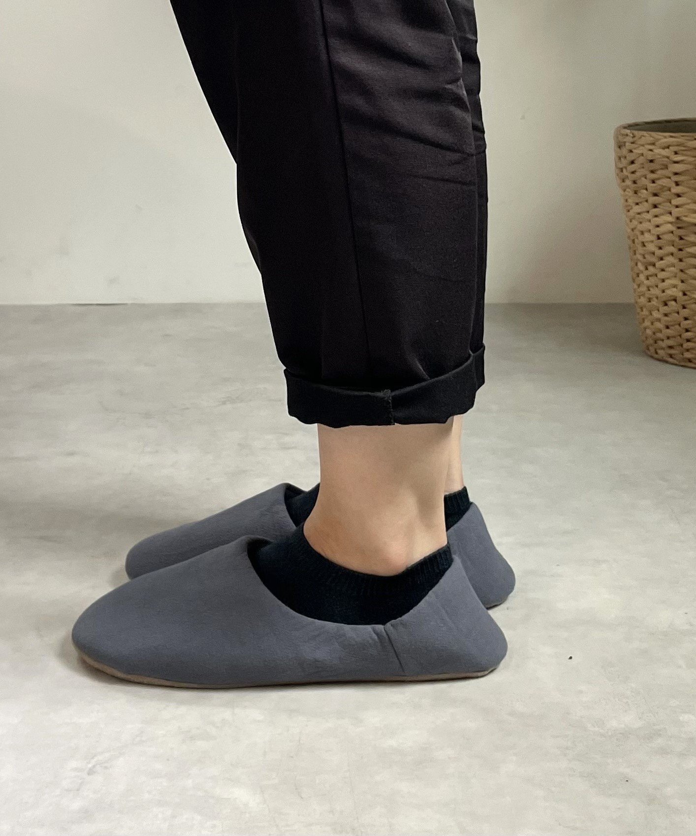 BACKYARD FAMILY Pomelo 洗えるポータブルスリッパ ローラ インテリア・生活雑貨 トラベルグッズ グレー ブラック