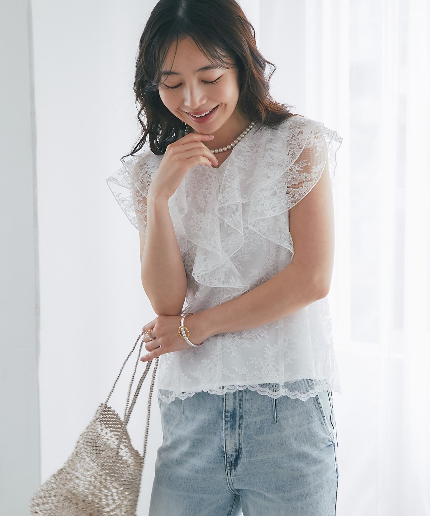La boutique BonBon 【涼しく夏映え・オフィスでもデートでも】レースラッフルフレアブラウス ラブティックボンボン トップス シャツ・ブラウス ホワイト