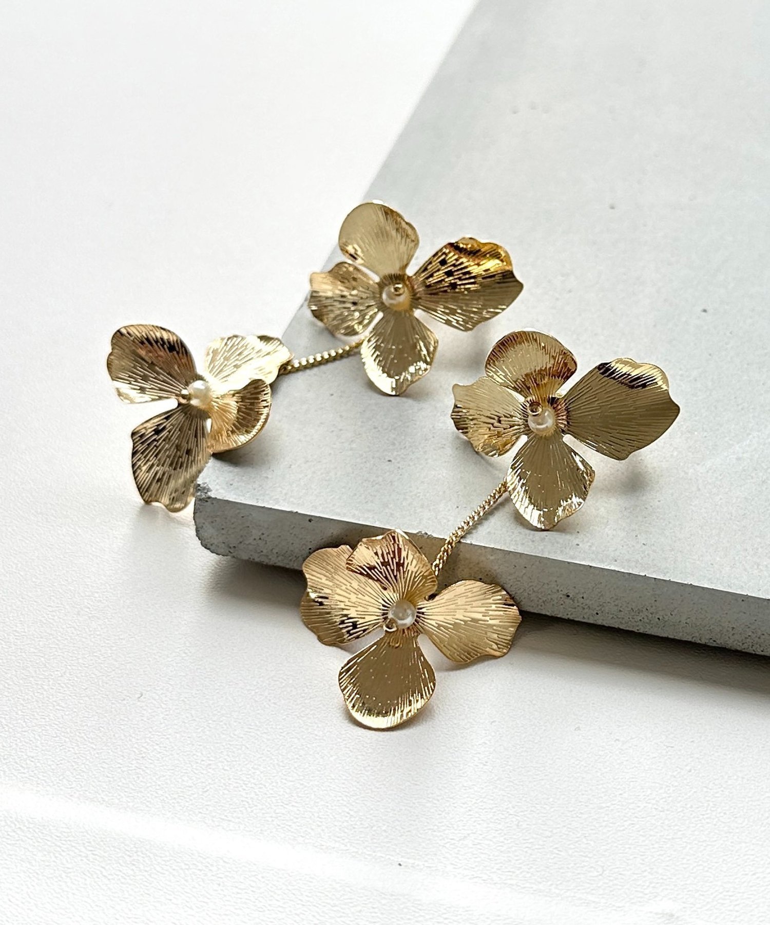 Thevon. 【heilly】ダブルお花イヤリング ゼヴォン アクセサリー・腕時計 ピアス ゴールド