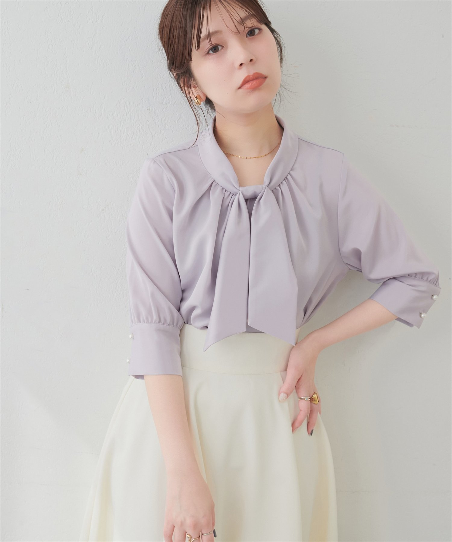natural couture 袖口パールノット結び6分袖ブラウス ナチュラルクチュール トップス シャツ・ブラウス ホワイト グレー ピンク ブルー