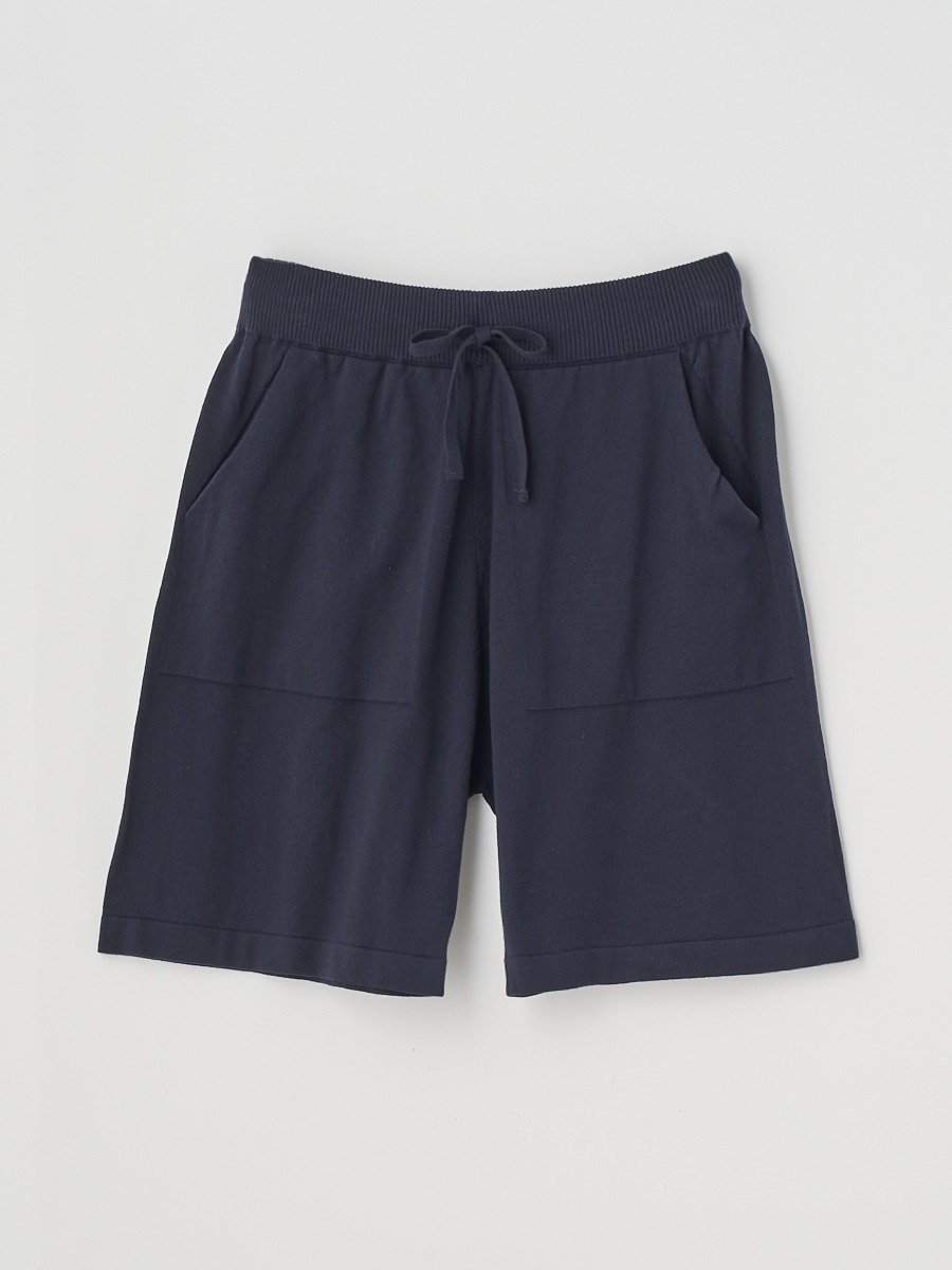 JOHN SMEDLEY（ジョンスメドレー）Unisex Knit Shorts ｜ COWAN ｜ 24G EASY FIT＜2024SPRING/SUMMERCOLLECTION＞シーアイランドコットンの上質な素材感となめらかな着心地を最大限に生かしたラウンジウェアコレクション。ボディラインを拾いにくい肉厚な24Gニットでのセットアップで、ワンマイルウェアとしても。同素材のニットフーディ「SUNDOWN」とのコーディネートがおすすめ。サイズによってユニセックスで着用していただけます。　-Fabric&Gauge-少し厚めの生地感が特徴の24G。ジョンスメドレーの代名詞でもあるハイゲージの30Gニットと比べてややカジュアルな印象で、スウェットのような着こなしもできます。SPRING/SUMMERCOLLECTIONでは、世界的にも評価の高い最高級綿「JOHNSMEDLEY'SSEAISLANDCOTTON」を使用。シルクのような光沢とカシミアのような肌触りをあわせ持つ最高級天然素材です。　　model（MAN）height185cm／Мサイズ着用model（WOMAN）height173cm／Мサイズ着用型番：COWANNNA-NNA-L KJ5957【採寸】サイズウエスト股下S75cm17cmM80cm17cmL85cm17cm商品のサイズについて【商品詳細】素材：John Smedley's Sea Island Cotton 100%サイズ：L、M、S※画面上と実物では多少色具合が異なって見える場合もございます。ご了承ください。商品のカラーについて 【予約商品について】 ※「先行予約販売中」「予約販売中」をご注文の際は予約商品についてをご確認ください。JOHN SMEDLEY（ジョンスメドレー）Unisex Knit Shorts ｜ COWAN ｜ 24G EASY FIT＜2024SPRING/SUMMERCOLLECTION＞シーアイランドコットンの上質な素材感となめらかな着心地を最大限に生かしたラウンジウェアコレクション。ボディラインを拾いにくい肉厚な24Gニットでのセットアップで、ワンマイルウェアとしても。同素材のニットフーディ「SUNDOWN」とのコーディネートがおすすめ。サイズによってユニセックスで着用していただけます。　-Fabric&Gauge-少し厚めの生地感が特徴の24G。ジョンスメドレーの代名詞でもあるハイゲージの30Gニットと比べてややカジュアルな印象で、スウェットのような着こなしもできます。SPRING/SUMMERCOLLECTIONでは、世界的にも評価の高い最高級綿「JOHNSMEDLEY'SSEAISLANDCOTTON」を使用。シルクのような光沢とカシミアのような肌触りをあわせ持つ最高級天然素材です。　　model（MAN）height185cm／Мサイズ着用model（WOMAN）height173cm／Мサイズ着用型番：COWANNNA-NNA-L KJ5957【採寸】サイズウエスト股下S75cm17cmM80cm17cmL85cm17cm商品のサイズについて【商品詳細】素材：John Smedley's Sea Island Cotton 100%サイズ：L、M、S※画面上と実物では多少色具合が異なって見える場合もございます。ご了承ください。商品のカラーについて 【予約商品について】 ※「先行予約販売中」「予約販売中」をご注文の際は予約商品についてをご確認ください。■重要なお知らせ※ 当店では、ギフト配送サービス及びラッピングサービスを行っておりません。ご注文者様とお届け先が違う場合でも、タグ（値札）付「納品書 兼 返品連絡票」同梱の状態でお送り致しますのでご了承ください。 ラッピング・ギフト配送について※ 2点以上ご購入の場合、全ての商品が揃い次第一括でのお届けとなります。お届け予定日の異なる商品をお買い上げの場合はご注意下さい。お急ぎの商品がございましたら分けてご購入いただきますようお願い致します。発送について ※ 買い物カートに入れるだけでは在庫確保されませんのでお早めに購入手続きをしてください。当店では在庫を複数サイトで共有しているため、同時にご注文があった場合、売切れとなってしまう事がございます。お手数ですが、ご注文後に当店からお送りする「ご注文内容の確認メール」をご確認ください。ご注文の確定について ※ Rakuten Fashionの商品ページに記載しているメーカー希望小売価格は、楽天市場「商品価格ナビ」に登録されている価格に準じています。 商品の価格についてJOHN SMEDLEYJOHN SMEDLEYのその他のトップストップスご注文・お届けについて発送ガイドラッピンググッズ3,980円以上送料無料ご利用ガイド