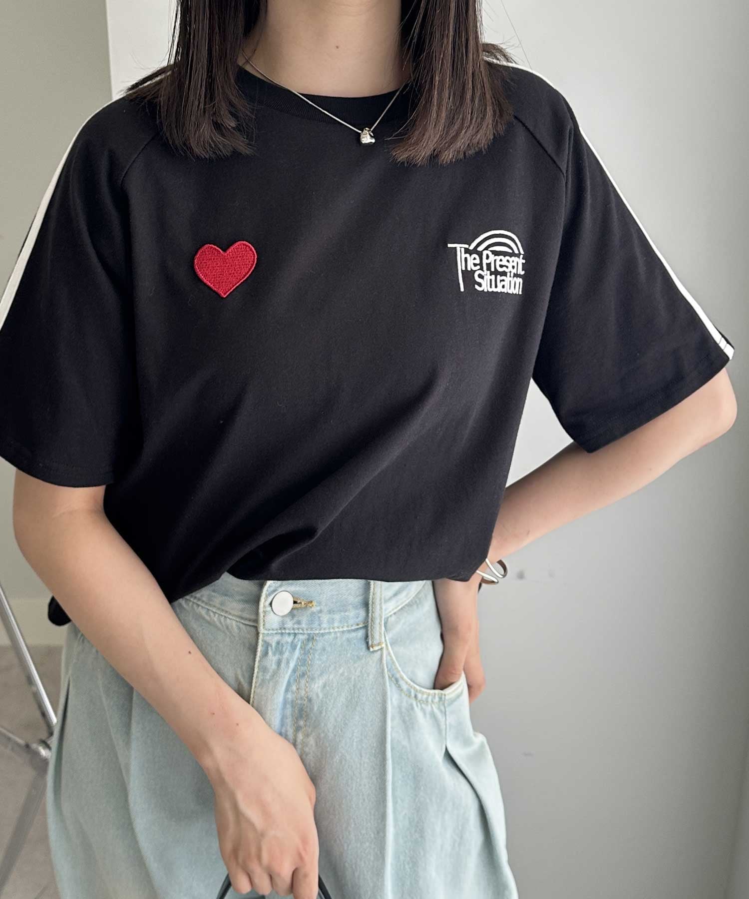 《FIRSTMOODコラボ》ハート刺しゅうラインTシャツ ジーラ トップス カットソー・Tシャツ ブラック グレー