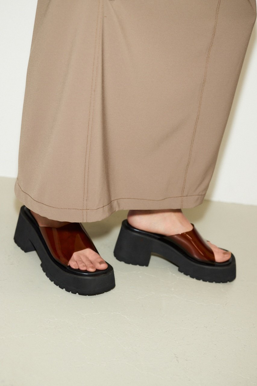 SLY（スライ）【THROW】SQUARE TOE PLAT FORM サンダルTHROWbySLY【SQUARETOEPLATFORMSANDAL】■POINT：履くだけで一気に夏を感じられるクリア素材を使用したプラットフォームサンダル。■DETAIL：大人っぽい印象になるスクエアトゥに程よい透け感のブラウンカラーの塩化ビニル素材を採用したことで、履くだけで涼し気な印象に。傾斜も低く軽いので、長時間履いても疲れず歩きやすいアイテムです。■STYLING：カジュアルからきれいめなアイテムまでデイリーに合わせやすく、スタイリングのポイントになります。※本品に使用素材は加工特性上、年月の経過とともに劣化が生じます。温度の変動に弱く、軟化や硬化、変形、変色が生じる場合があります。暖房器具の近くなど温風に当たらないようご注意下さい。使用につれて擦れやシワが生じます。また過度な力が加わると破損する事がありますのでご注意下さい。長期の保管中、高温多湿になると色移りしたり、軟化した素材が接触する他のものに付く場合があります。高温多湿や直射日光を避け、ゆとりをとって保管下さい。※商品画像はサンプルのため、色味やサイズ、素材の混率等の仕様に変更がある場合がございますので、予めご了承ください。※一部予約商品につきましては生産上の都合によりお届け予定日や店頭発売と前後する場合もございます。※追加生産商品は、一部の店舗、通販で販売中の場合がございます。予めご了承下さい。型番：030HS055-0760-020-3 KU6960【採寸】S：ヒール高さ:7.35｜｜ストーム高さ:4｜｜足幅:7.8M：ヒール高さ:7.5｜｜ストーム高さ:4｜｜足幅:8L：ヒール高さ:7.65｜｜ストーム高さ:4｜｜足幅:8.2商品のサイズについて【商品詳細】中国素材：【甲材】塩化ビニル樹脂【底材】合成底サイズ：S、M、L※画面上と実物では多少色具合が異なって見える場合もございます。ご了承ください。商品のカラーについて 【予約商品について】 ※「先行予約販売中」「予約販売中」をご注文の際は予約商品についてをご確認ください。SLY（スライ）【THROW】SQUARE TOE PLAT FORM サンダルTHROWbySLY【SQUARETOEPLATFORMSANDAL】■POINT：履くだけで一気に夏を感じられるクリア素材を使用したプラットフォームサンダル。■DETAIL：大人っぽい印象になるスクエアトゥに程よい透け感のブラウンカラーの塩化ビニル素材を採用したことで、履くだけで涼し気な印象に。傾斜も低く軽いので、長時間履いても疲れず歩きやすいアイテムです。■STYLING：カジュアルからきれいめなアイテムまでデイリーに合わせやすく、スタイリングのポイントになります。※本品に使用素材は加工特性上、年月の経過とともに劣化が生じます。温度の変動に弱く、軟化や硬化、変形、変色が生じる場合があります。暖房器具の近くなど温風に当たらないようご注意下さい。使用につれて擦れやシワが生じます。また過度な力が加わると破損する事がありますのでご注意下さい。長期の保管中、高温多湿になると色移りしたり、軟化した素材が接触する他のものに付く場合があります。高温多湿や直射日光を避け、ゆとりをとって保管下さい。※商品画像はサンプルのため、色味やサイズ、素材の混率等の仕様に変更がある場合がございますので、予めご了承ください。※一部予約商品につきましては生産上の都合によりお届け予定日や店頭発売と前後する場合もございます。※追加生産商品は、一部の店舗、通販で販売中の場合がございます。予めご了承下さい。型番：030HS055-0760-020-3 KU6960【採寸】S：ヒール高さ:7.35｜｜ストーム高さ:4｜｜足幅:7.8M：ヒール高さ:7.5｜｜ストーム高さ:4｜｜足幅:8L：ヒール高さ:7.65｜｜ストーム高さ:4｜｜足幅:8.2商品のサイズについて【商品詳細】中国素材：【甲材】塩化ビニル樹脂【底材】合成底サイズ：S、M、L※画面上と実物では多少色具合が異なって見える場合もございます。ご了承ください。商品のカラーについて 【予約商品について】 ※「先行予約販売中」「予約販売中」をご注文の際は予約商品についてをご確認ください。■重要なお知らせ※ 当店では、ギフト配送サービス及びラッピングサービスを行っておりません。ご注文者様とお届け先が違う場合でも、タグ（値札）付「納品書 兼 返品連絡票」同梱の状態でお送り致しますのでご了承ください。 ラッピング・ギフト配送について※ 2点以上ご購入の場合、全ての商品が揃い次第一括でのお届けとなります。お届け予定日の異なる商品をお買い上げの場合はご注意下さい。お急ぎの商品がございましたら分けてご購入いただきますようお願い致します。発送について ※ 買い物カートに入れるだけでは在庫確保されませんのでお早めに購入手続きをしてください。当店では在庫を複数サイトで共有しているため、同時にご注文があった場合、売切れとなってしまう事がございます。お手数ですが、ご注文後に当店からお送りする「ご注文内容の確認メール」をご確認ください。ご注文の確定について ※ Rakuten Fashionの商品ページに記載しているメーカー希望小売価格は、楽天市場「商品価格ナビ」に登録されている価格に準じています。 商品の価格についてSLYSLYのサンダルシューズ・靴ご注文・お届けについて発送ガイドラッピンググッズ3,980円以上送料無料ご利用ガイド